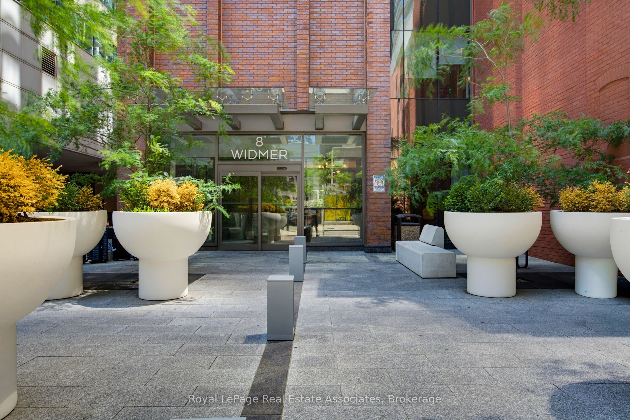 8 Widmer Street 2403, Toronto, ON M5V 0W6 photo 2