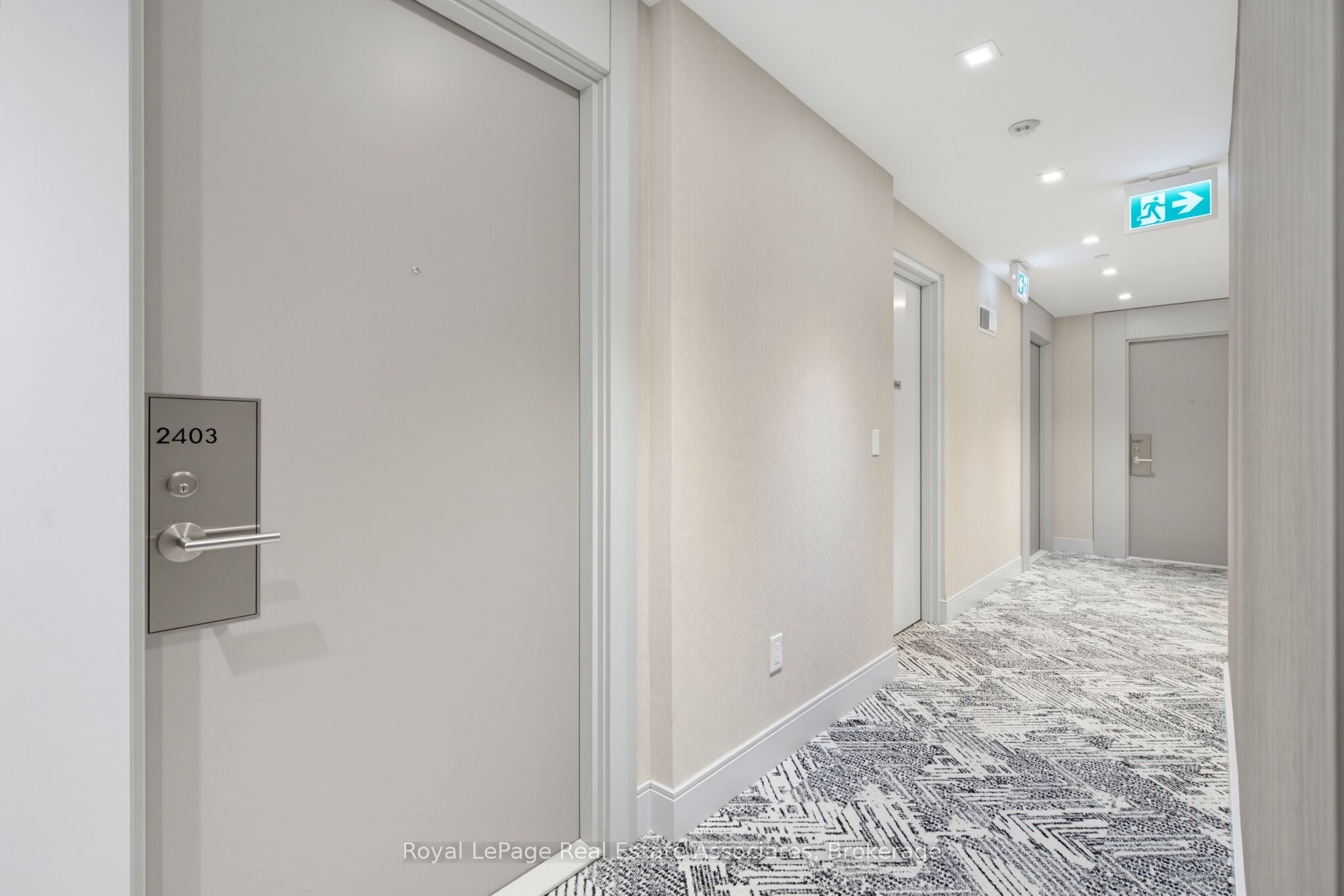 8 Widmer Street 2403, Toronto, ON M5V 0W6 photo 4