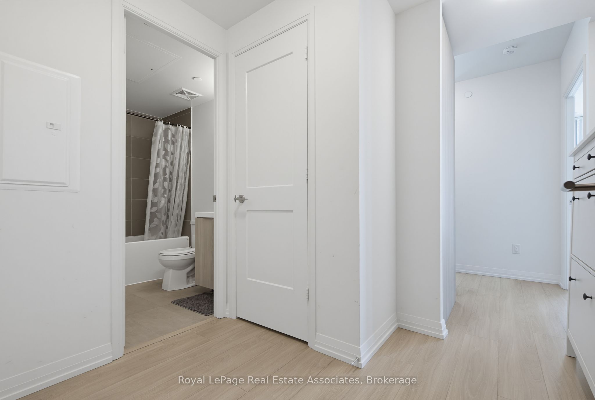 8 Widmer Street 2403, Toronto, ON M5V 0W6 photo 5