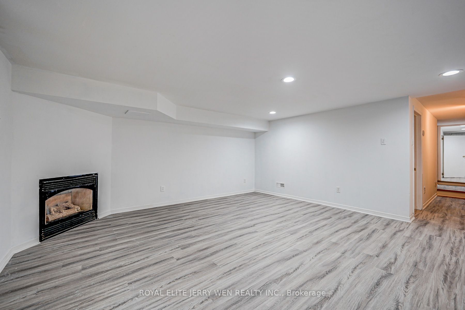 171 Lawrence Avenue W basemt, Toronto, ON M5M 1A9 photo 3