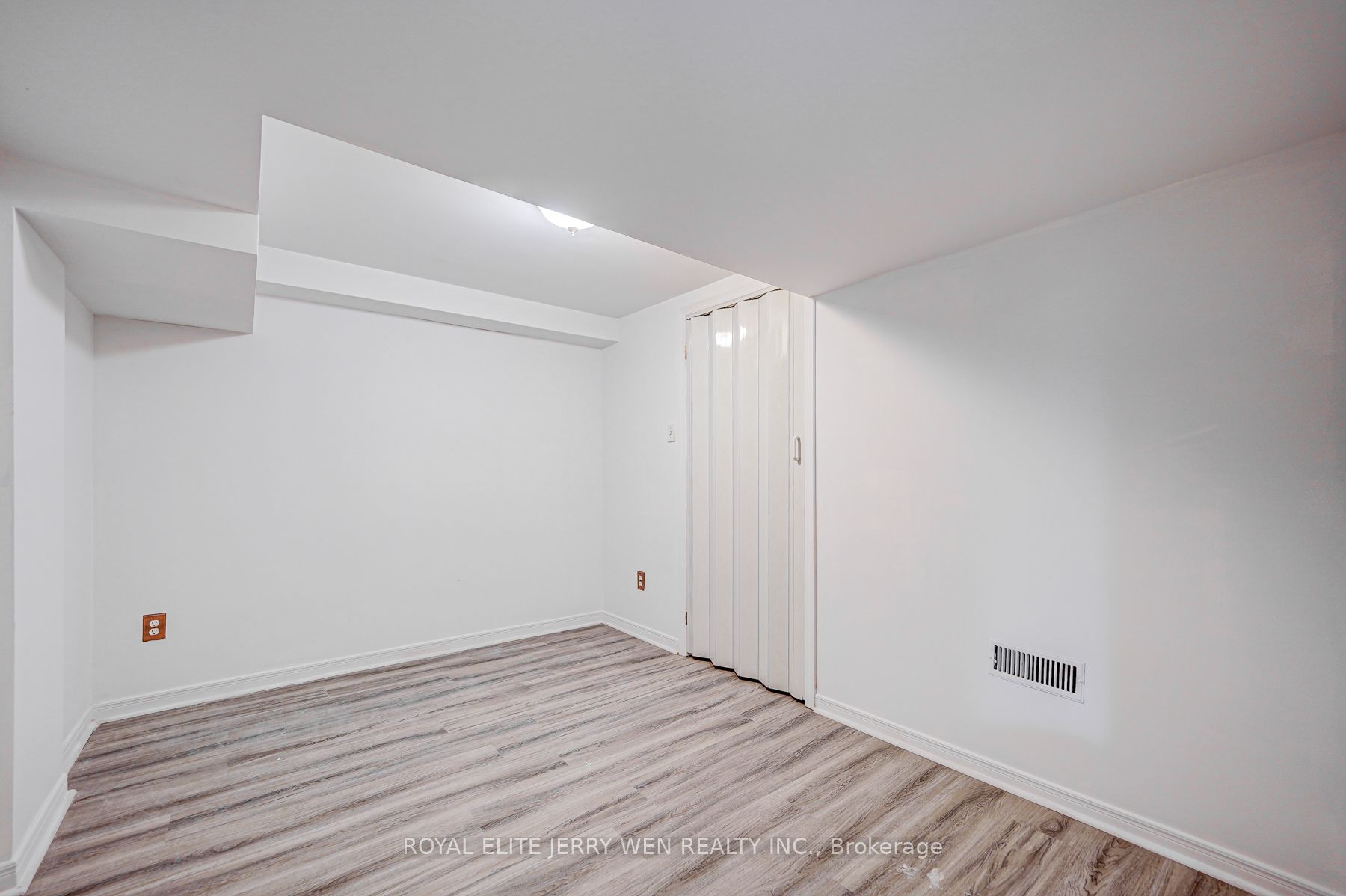 171 Lawrence Avenue W basemt, Toronto, ON M5M 1A9 photo 4