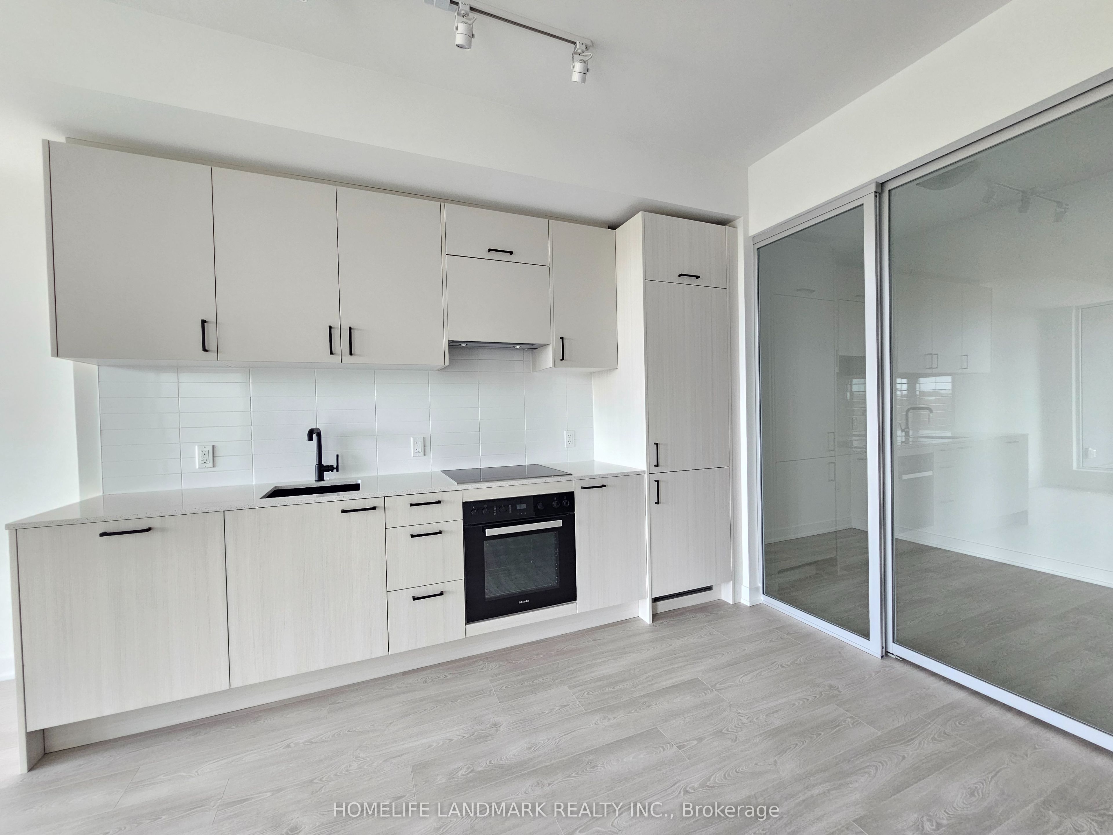1 Kyle Lowry Road 508, Toronto, ON M3C 3S2 photo 4