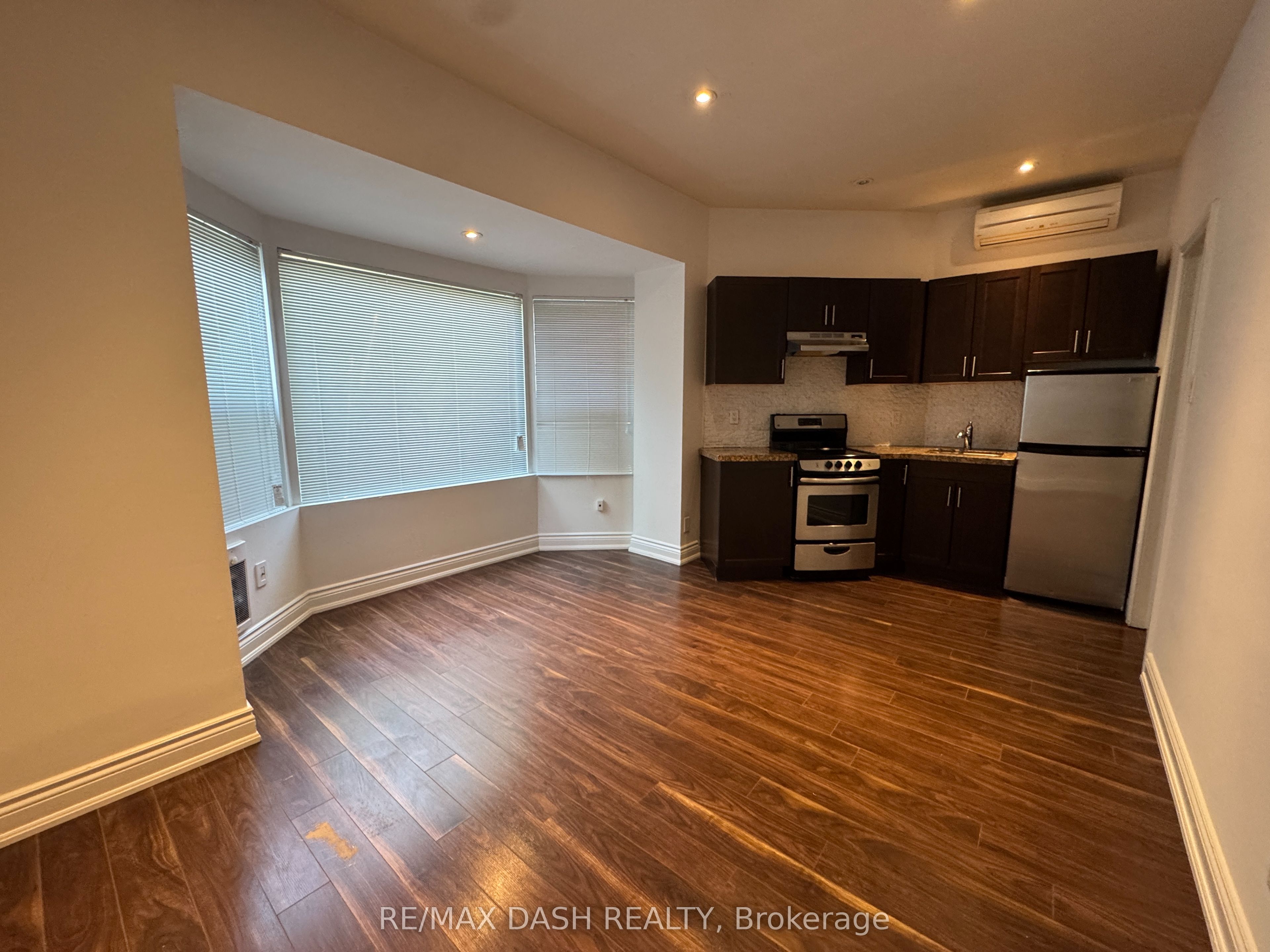 141 Admiral Road 101, Toronto, ON M5R 2L7 photo 3