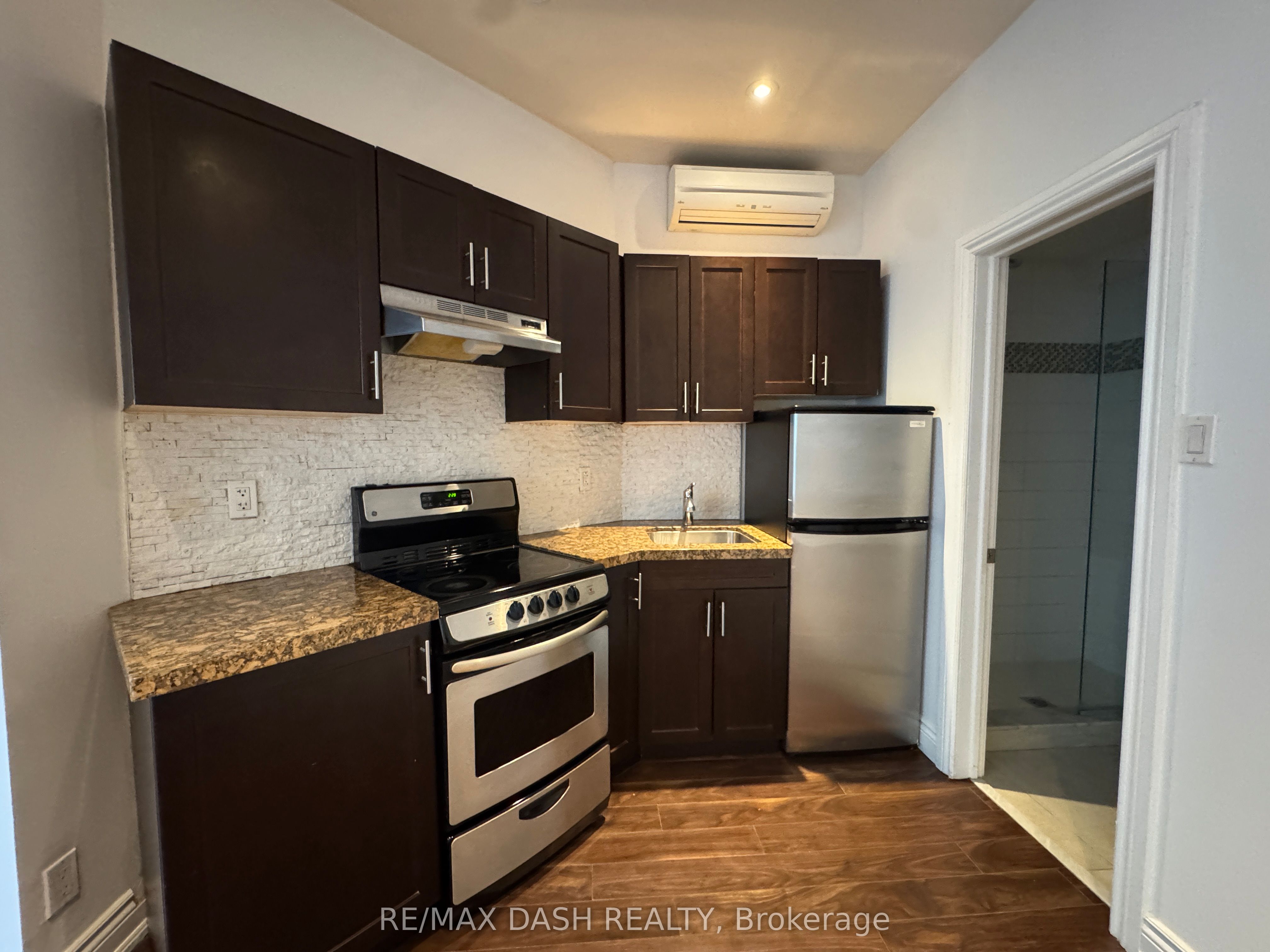 141 Admiral Road 101, Toronto, ON M5R 2L7 photo 4