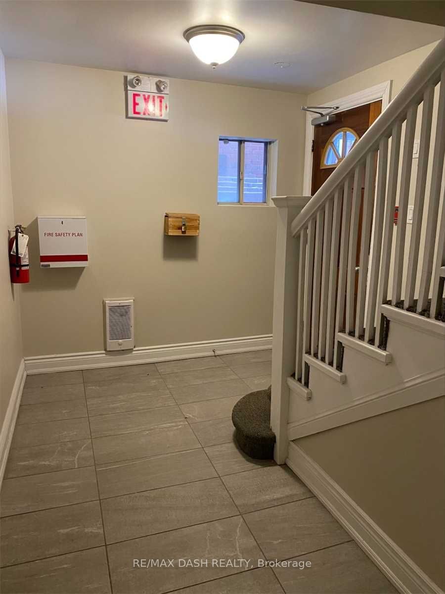 141 Admiral Road 102, Toronto, ON M5R 2L7 photo 4