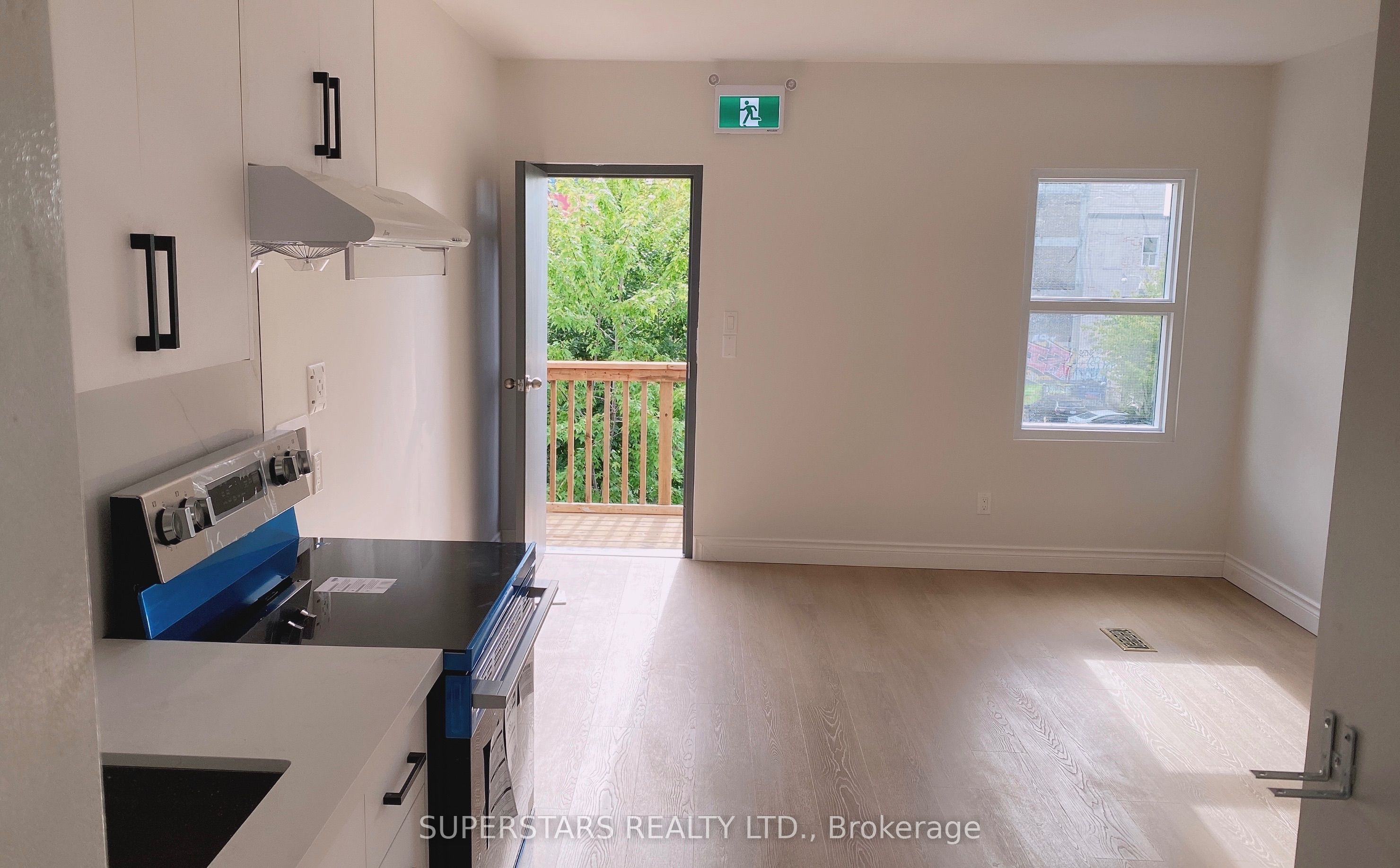 122 Huron Street 4, Toronto, ON M5T 2B3