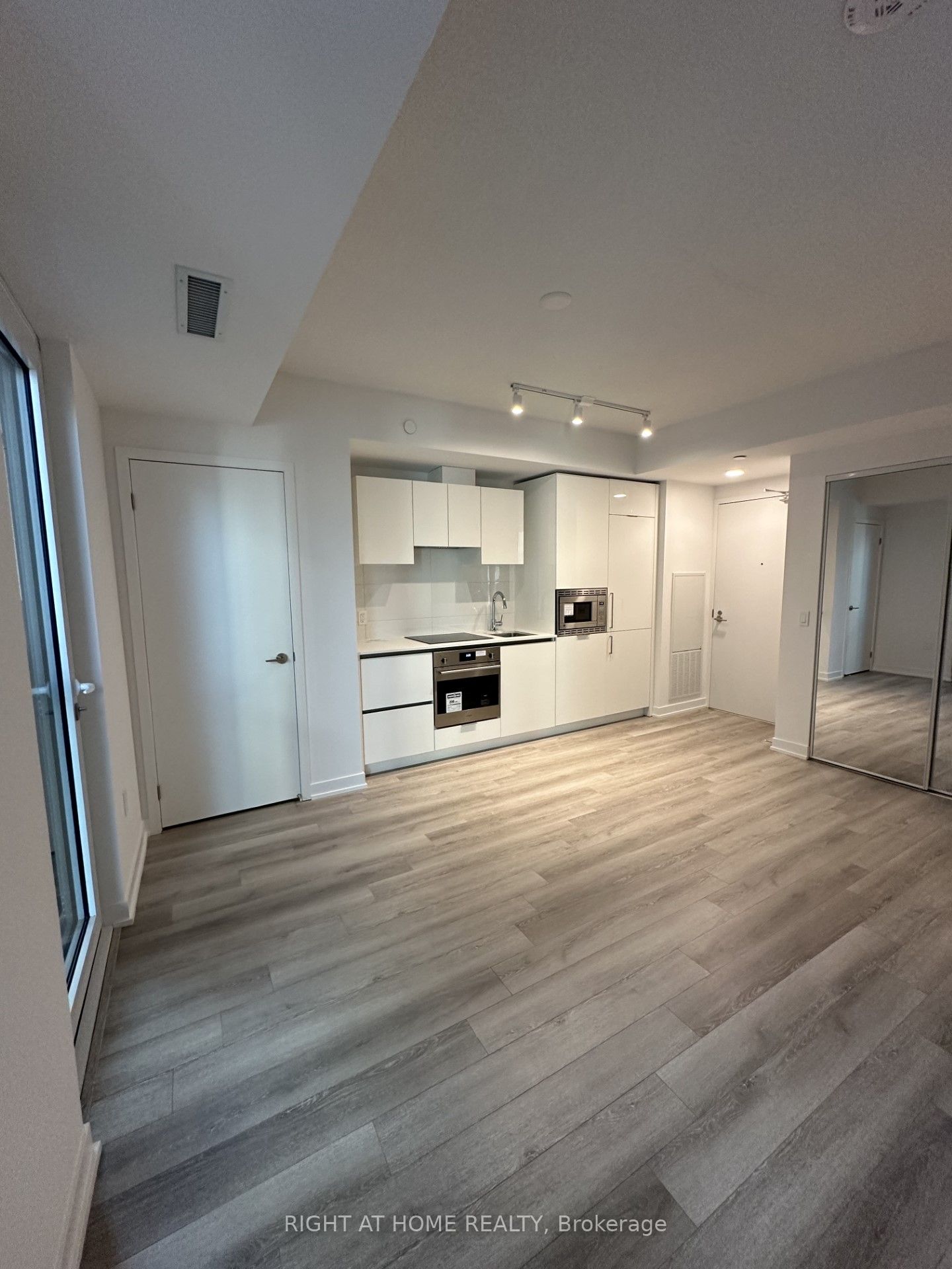 121 St Patrick Street 417, Toronto, ON M5T 3C1 photo 3