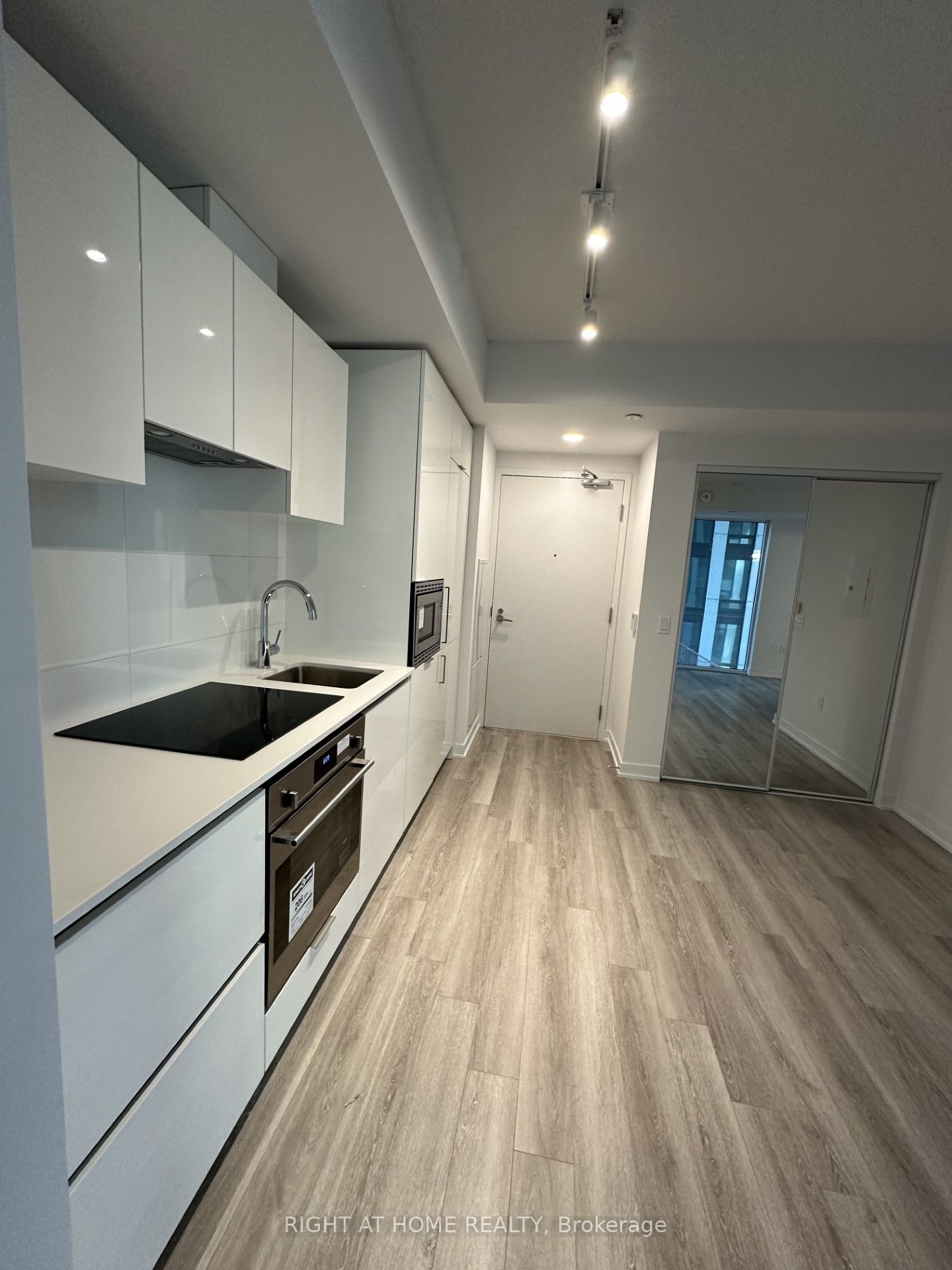 121 St Patrick Street 417, Toronto, ON M5T 3C1 photo 4