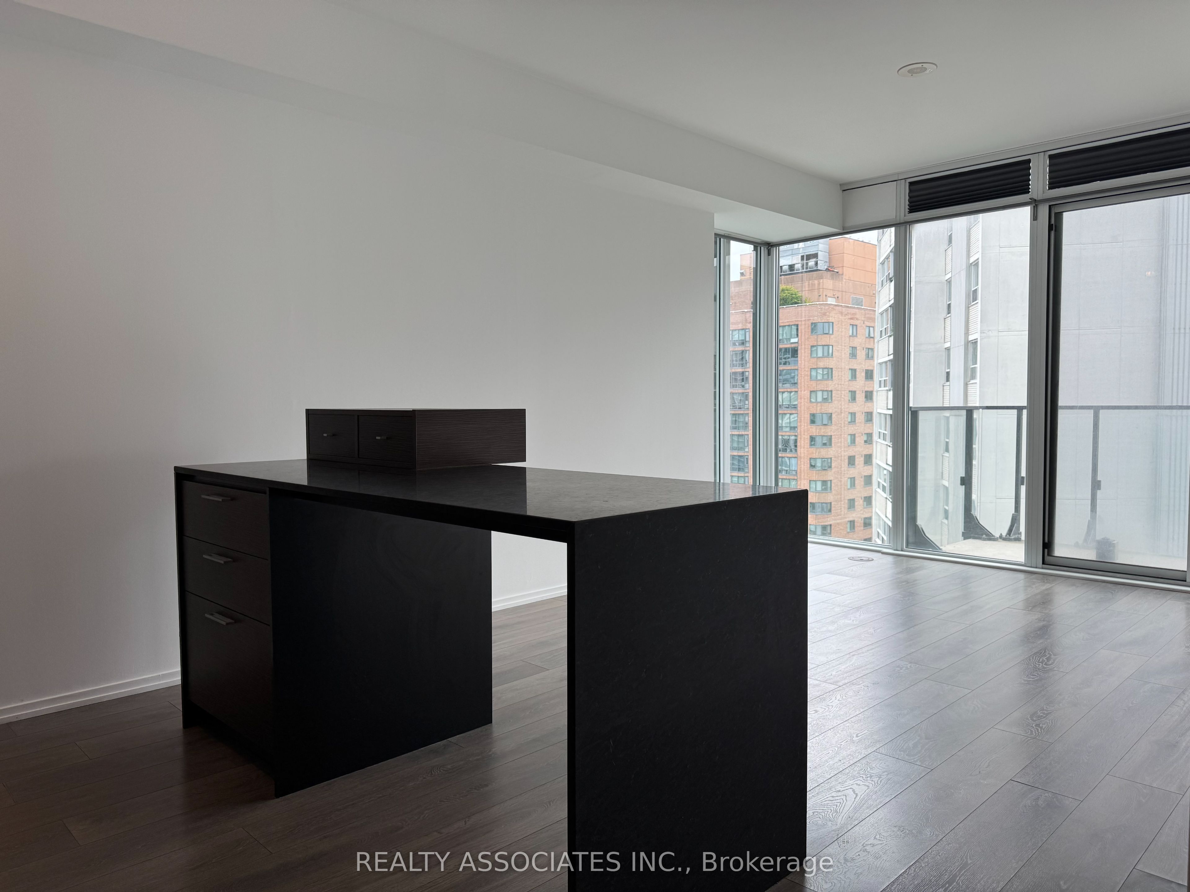 75 St Nicholas Street 1605, Toronto, ON M4Y 0A5 photo 4