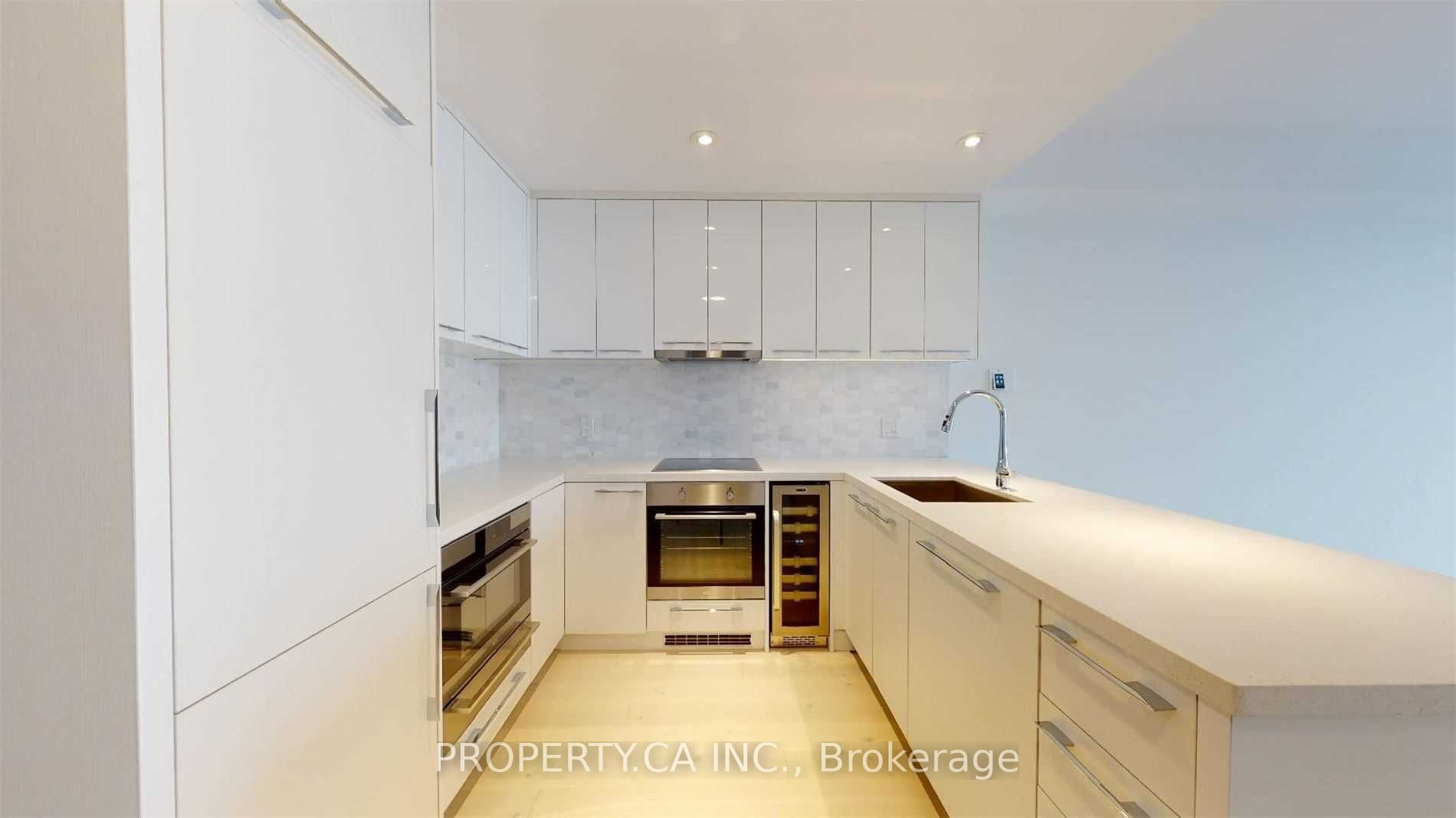 488 University Avenue 5012, Toronto, ON M5G 0C1