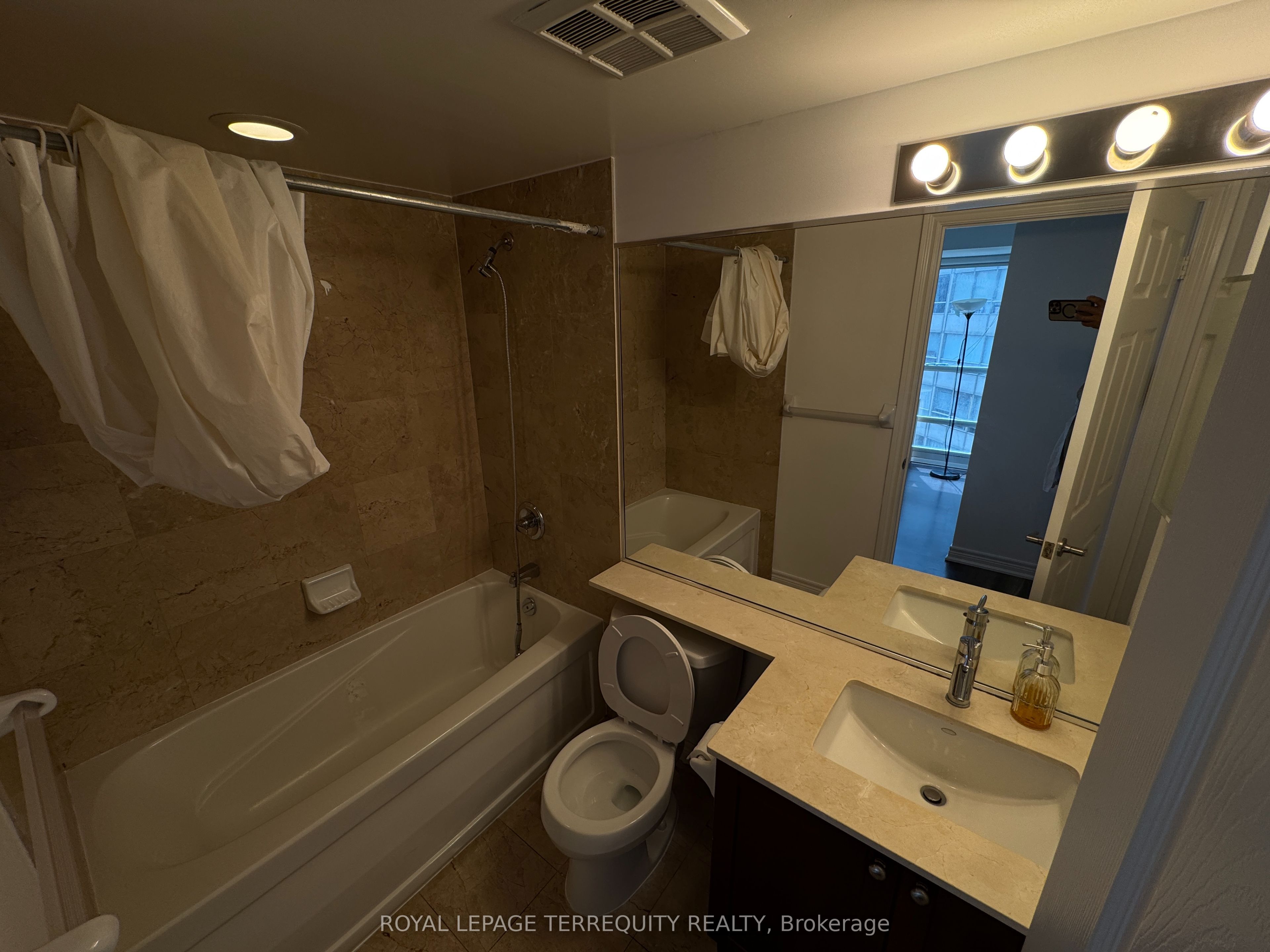 761 Bay Street 909, Toronto, ON M5G 2R2 photo 2