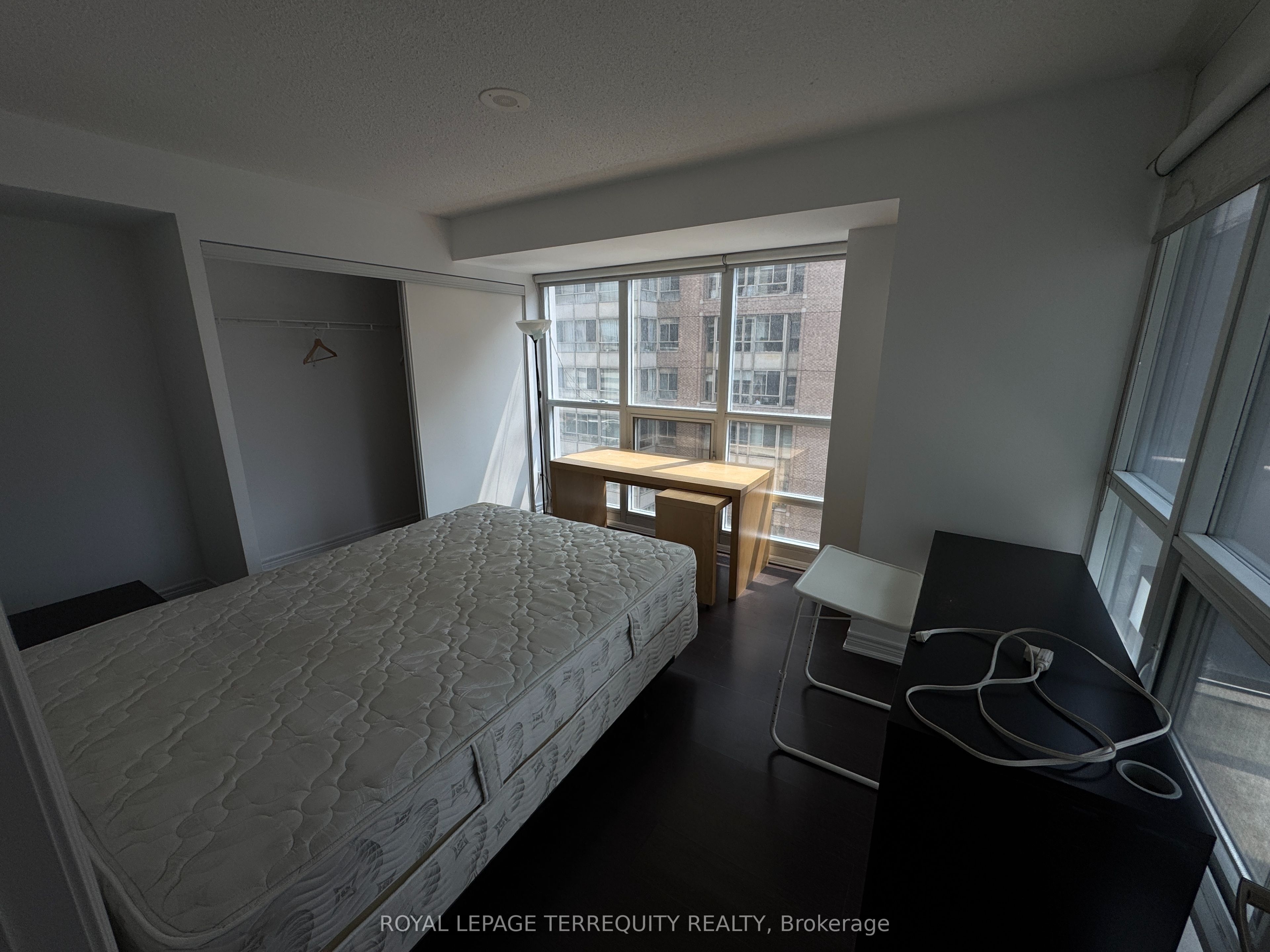 761 Bay Street 909, Toronto, ON M5G 2R2 photo 4