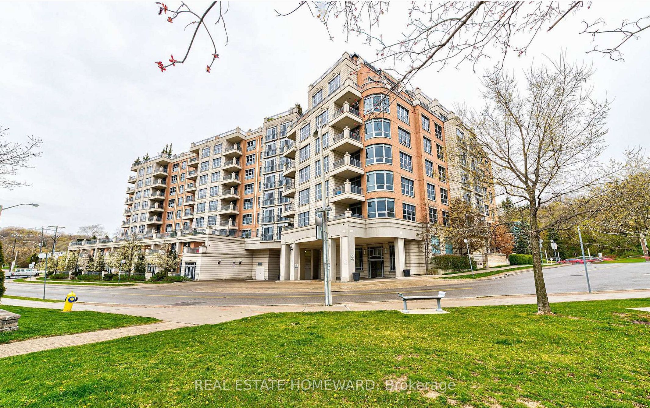 10 OLD YORK MILLS Road 206, Toronto, ON M2P 2G9