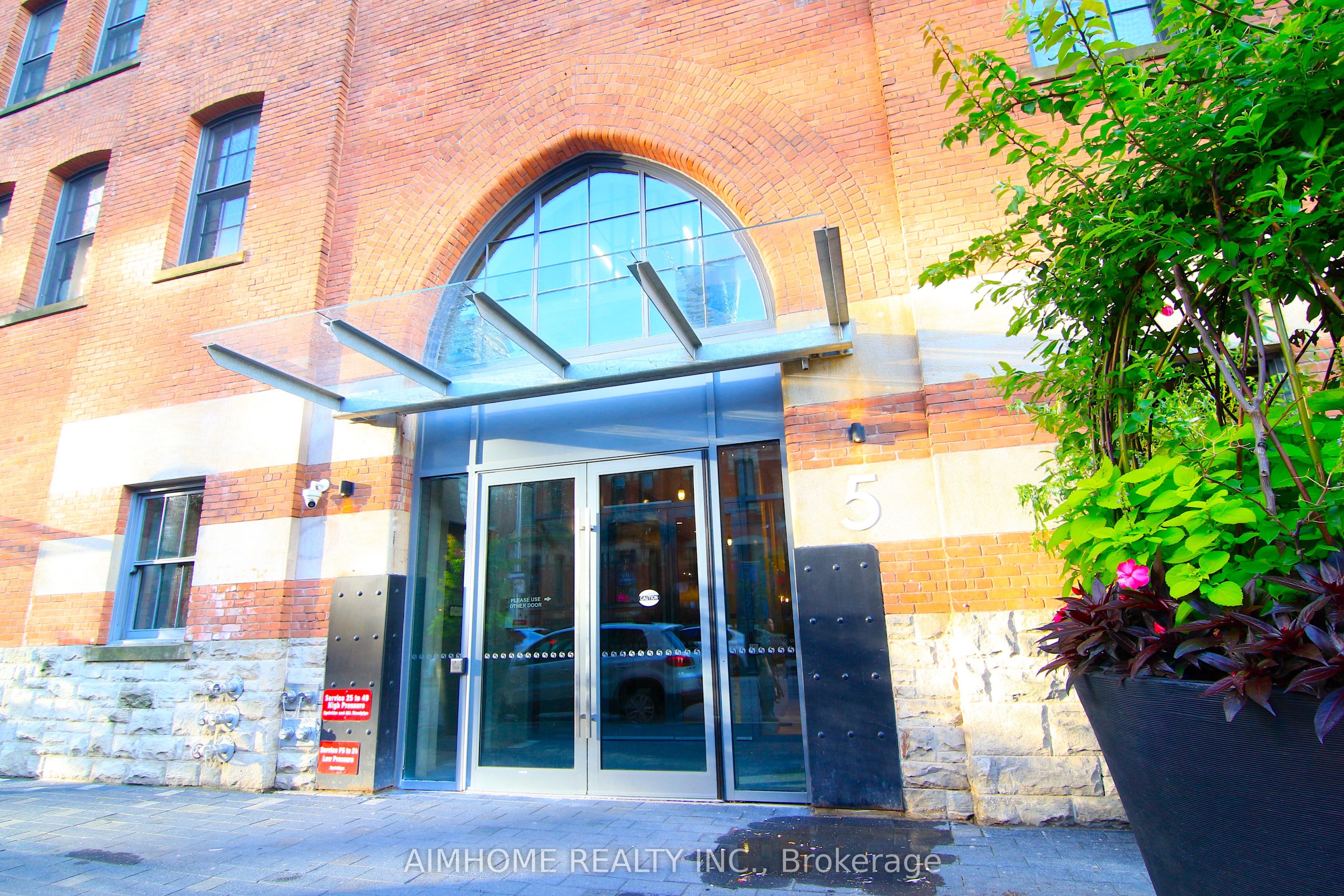 5 St Joseph Street 910, Toronto, ON M4Y 0B6 photo 2
