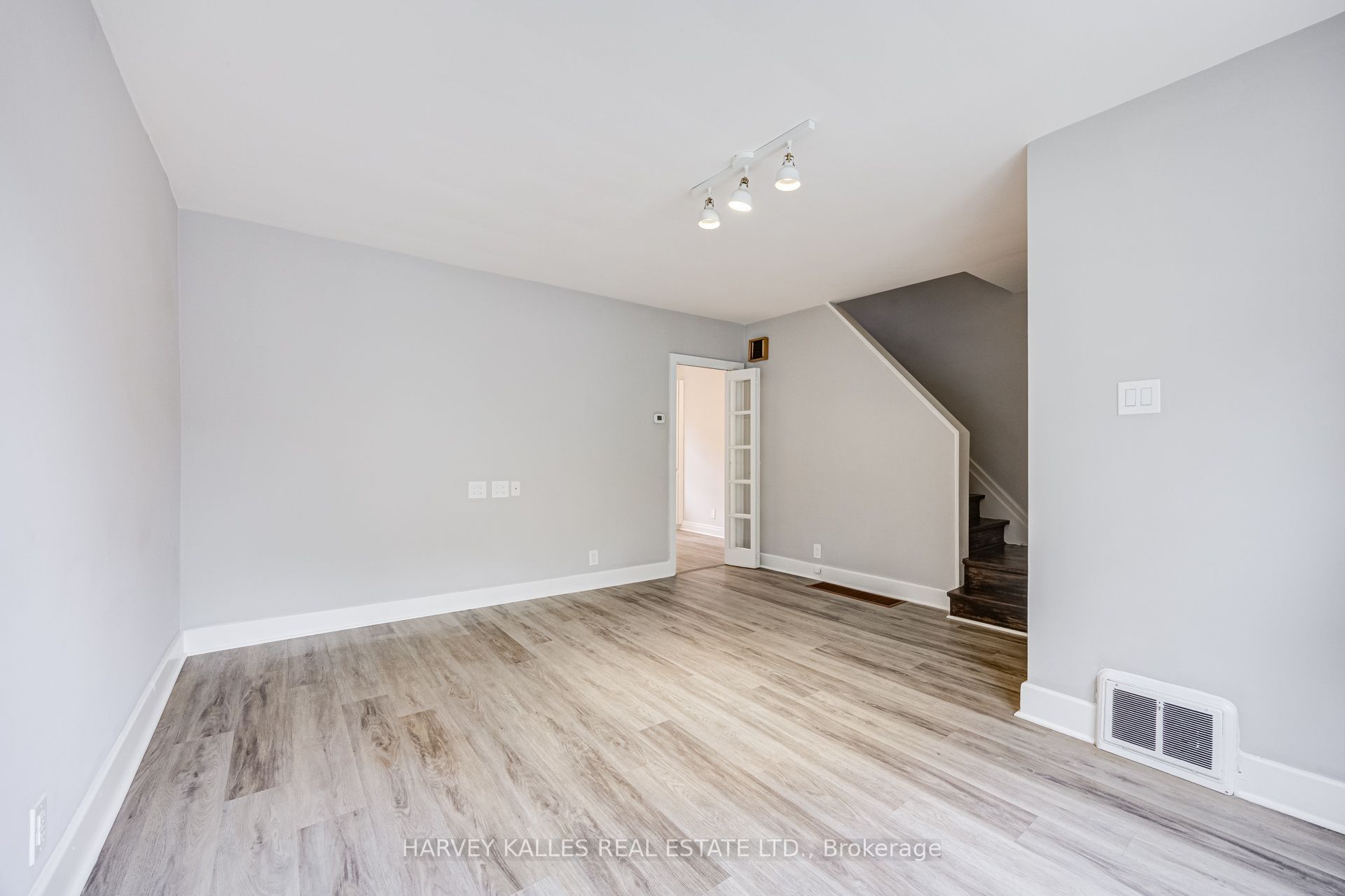 32 Oxton Avenue, Toronto, ON M5P 1L9 photo 5