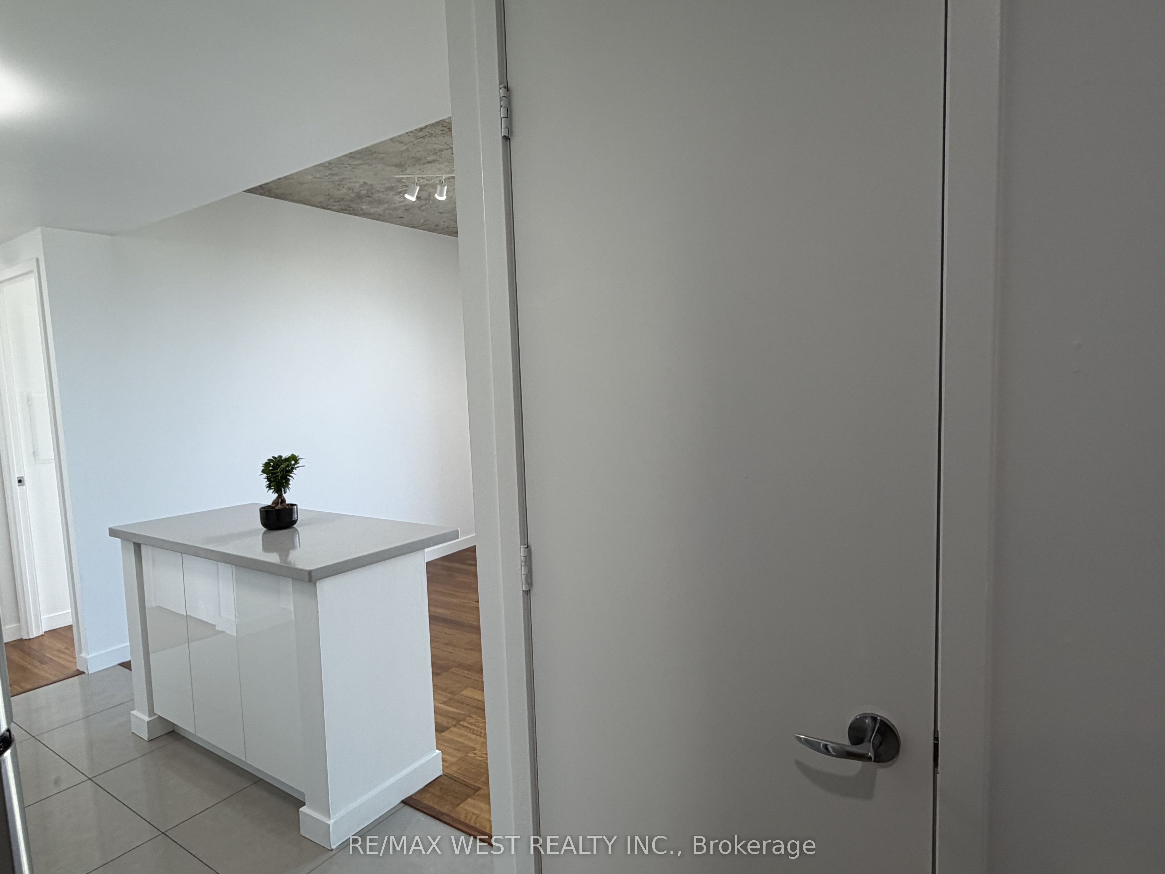 281 Mutual Street 2408, Toronto, ON M4Y 3C4 photo 3