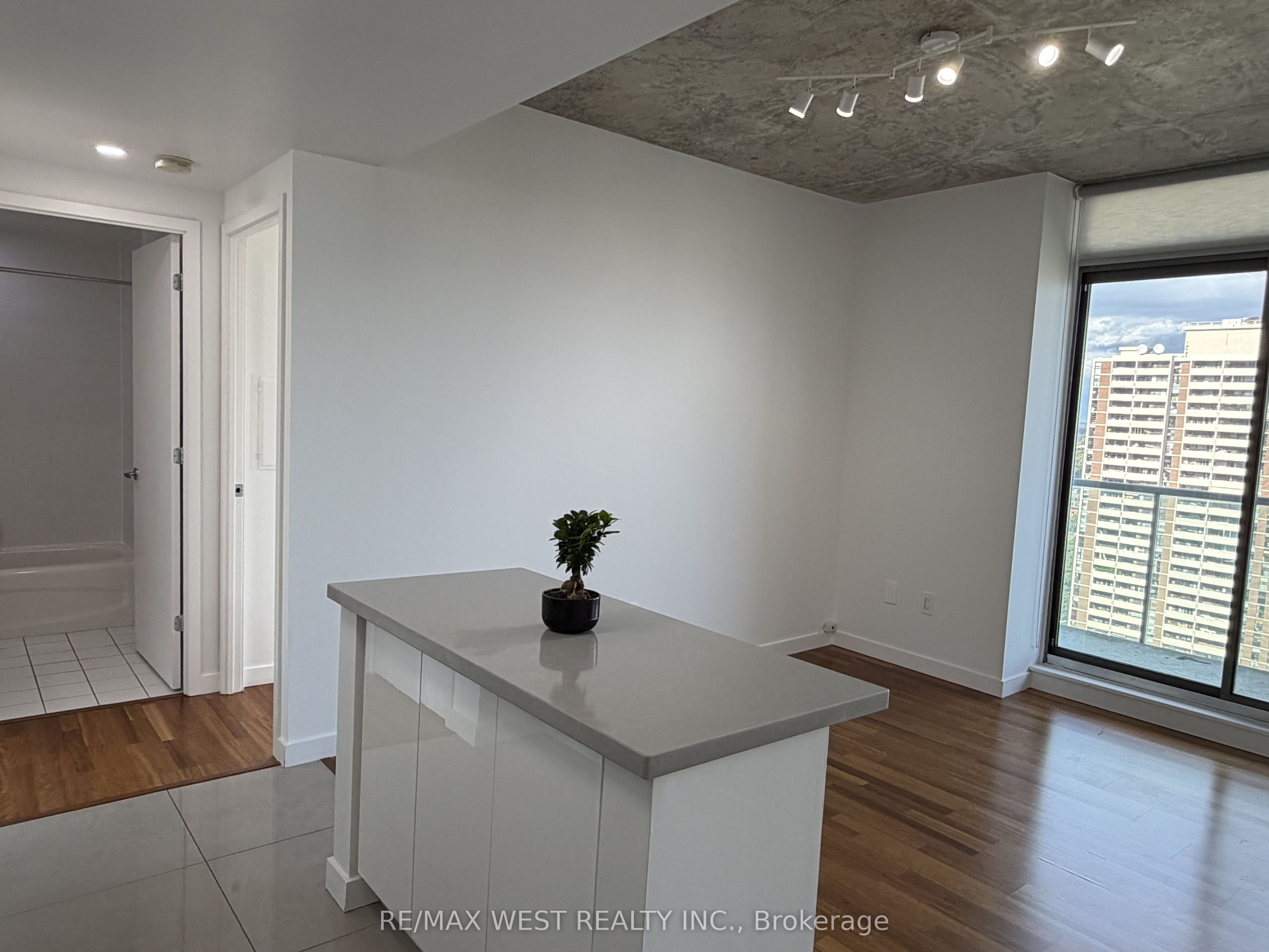 281 Mutual Street 2408, Toronto, ON M4Y 3C4 photo 5