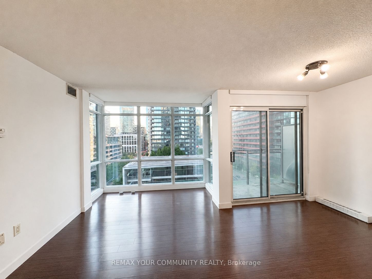 15 Fort York Boulevard 1103, Toronto, ON M5V 3Y4 photo 3