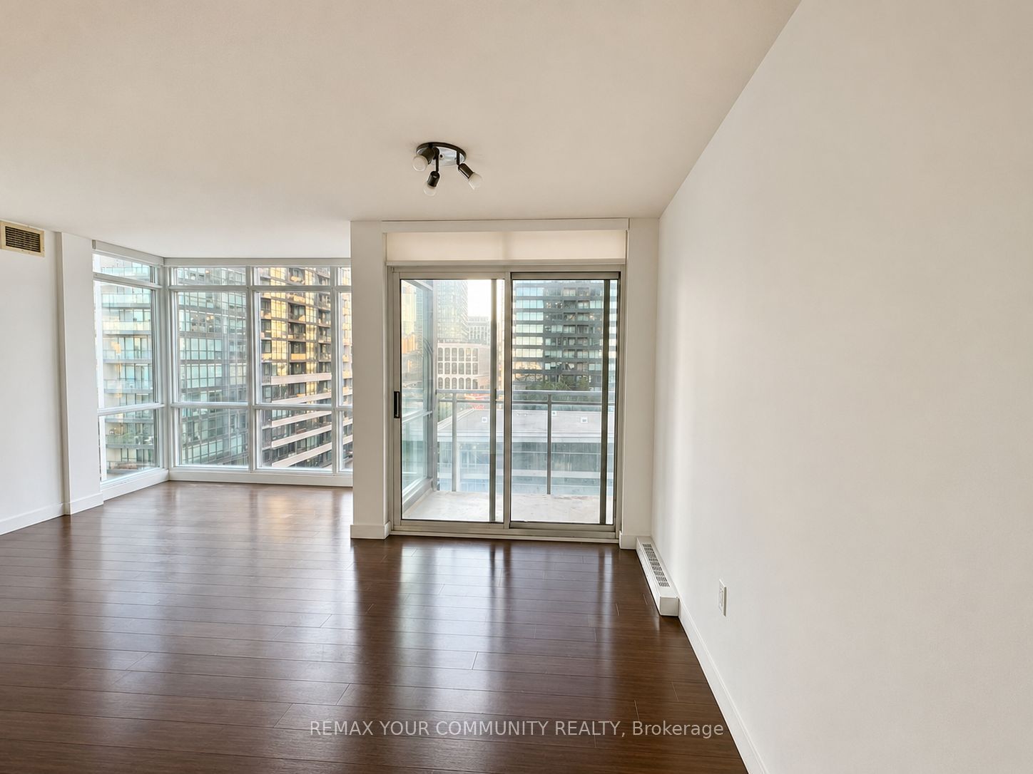 15 Fort York Boulevard 1103, Toronto, ON M5V 3Y4 photo 5