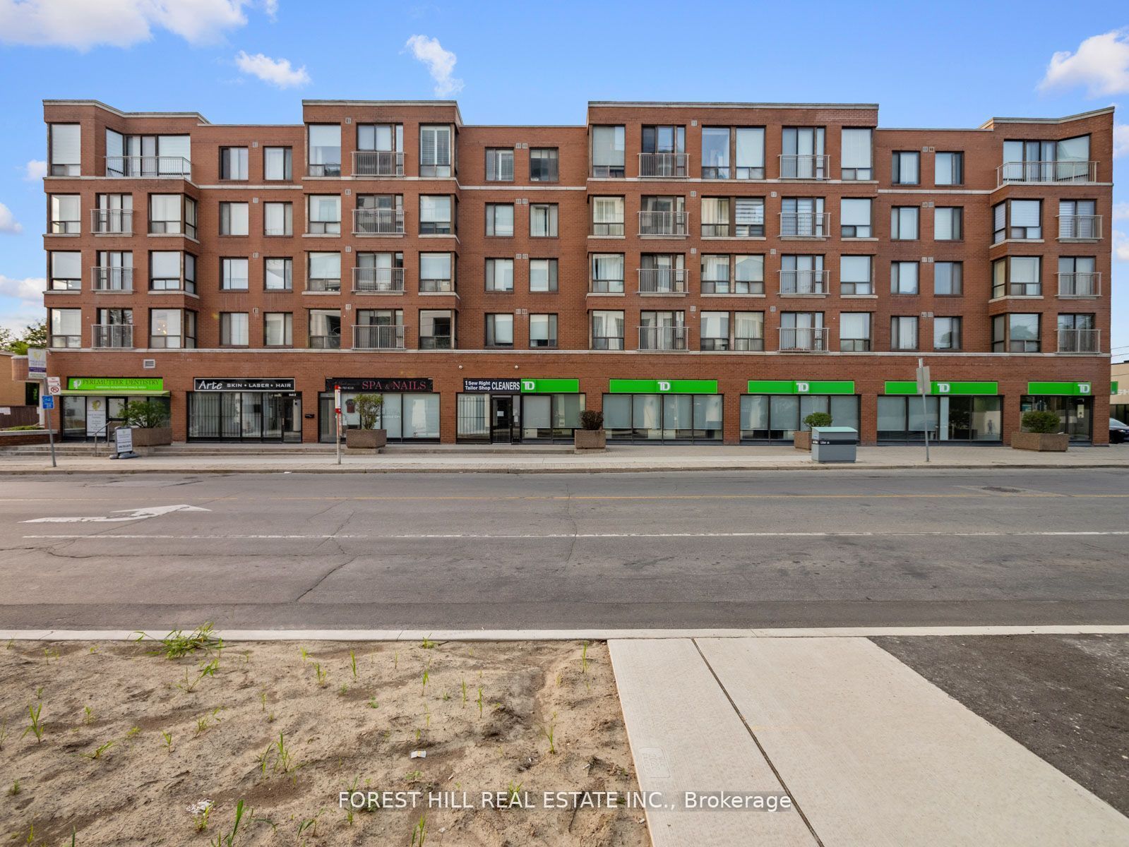 500 Glencairn Avenue 303, Toronto, ON M6B 1Z1 photo 3