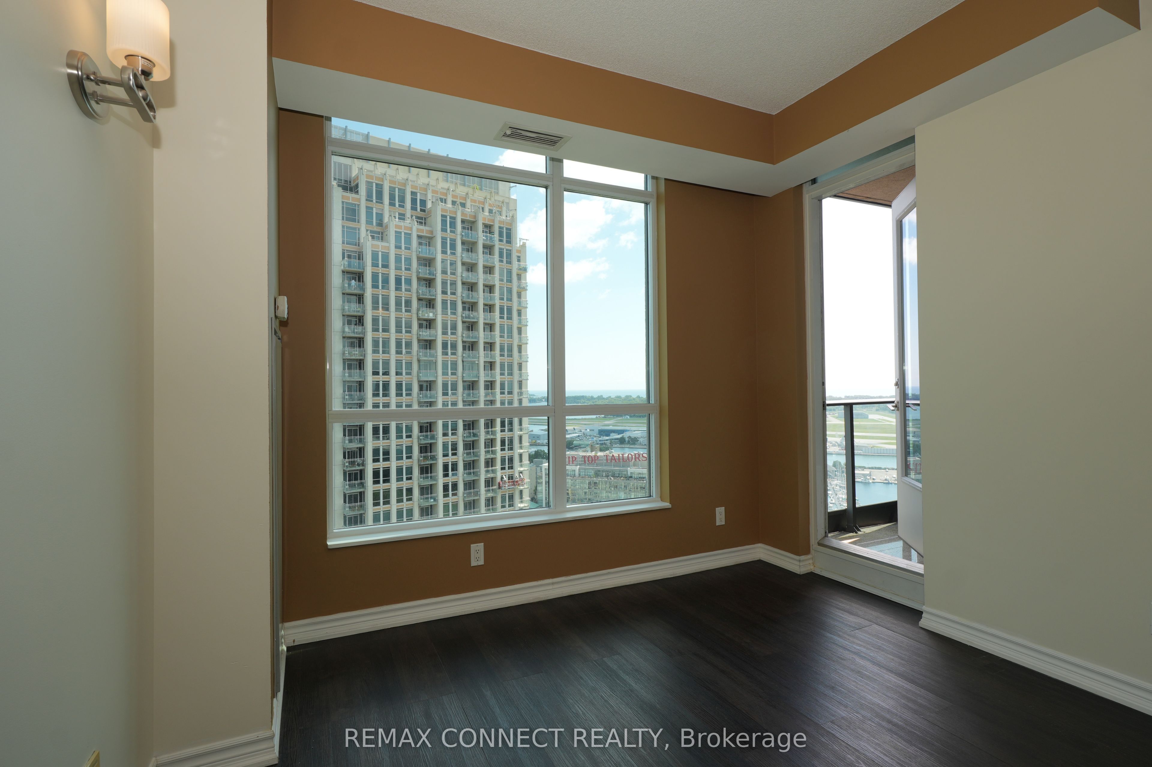 215 Fort York Boulevard 2812, Toronto, ON M5V 4A2 photo 3