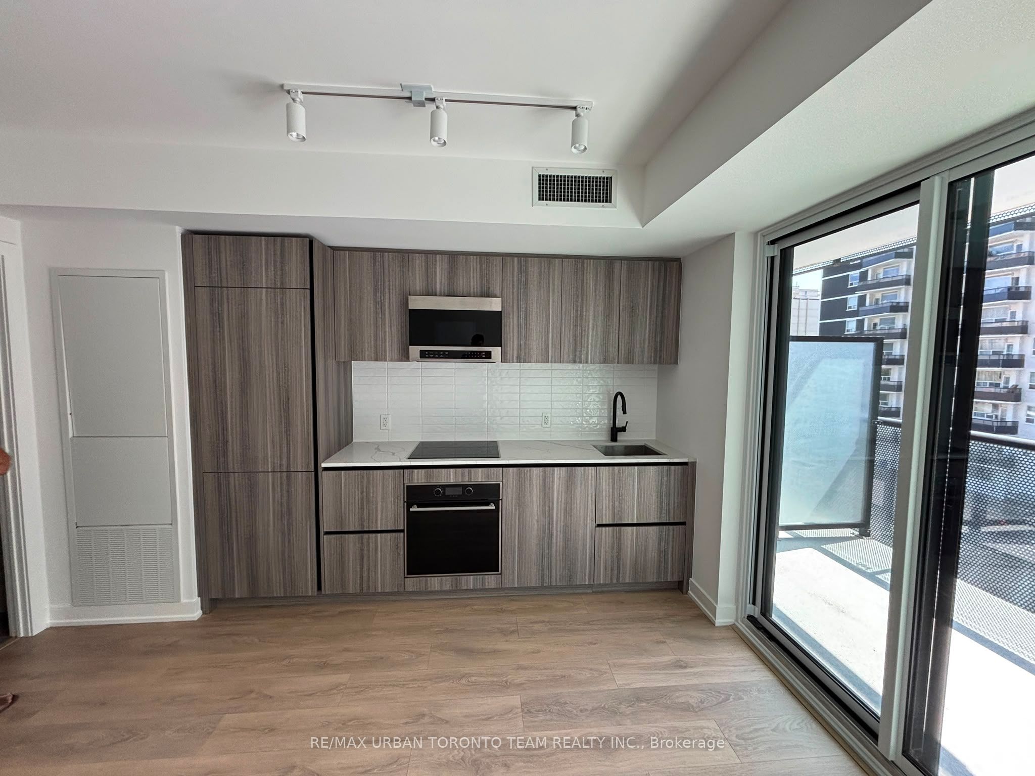 127 Broadway Avenue 413, Toronto, ON M4P 1V3 photo 2