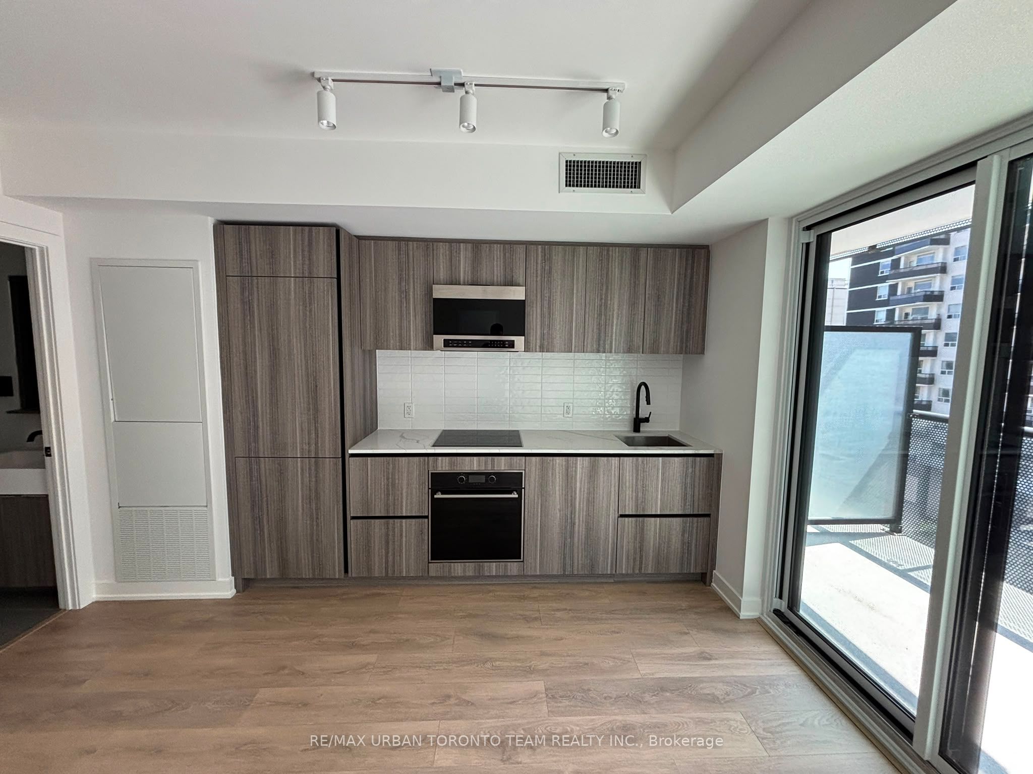 127 Broadway Avenue 413, Toronto, ON M4P 1V3 photo 4
