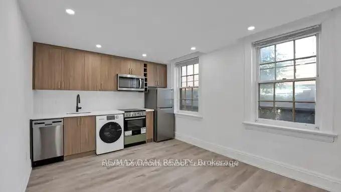 917 St Clair Avenue W 31, Toronto, ON M6C 1C7