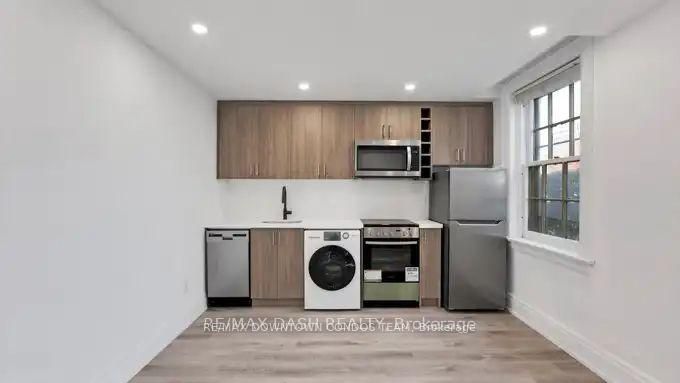 917 St Clair Avenue W 31, Toronto, ON M6C 1C7 photo 2