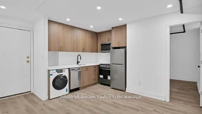 917 St Clair Avenue W 31, Toronto, ON M6C 1C7 photo 3