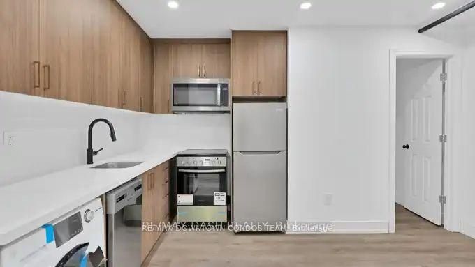917 St Clair Avenue W 31, Toronto, ON M6C 1C7 photo 4