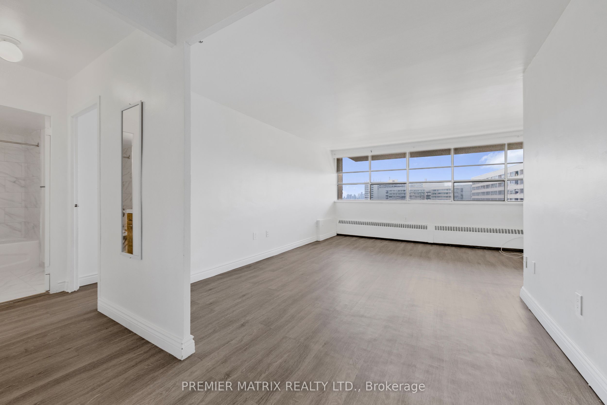 65 Thorncliffe Park Drive 1807, Toronto, ON M4H 1L2 photo 3
