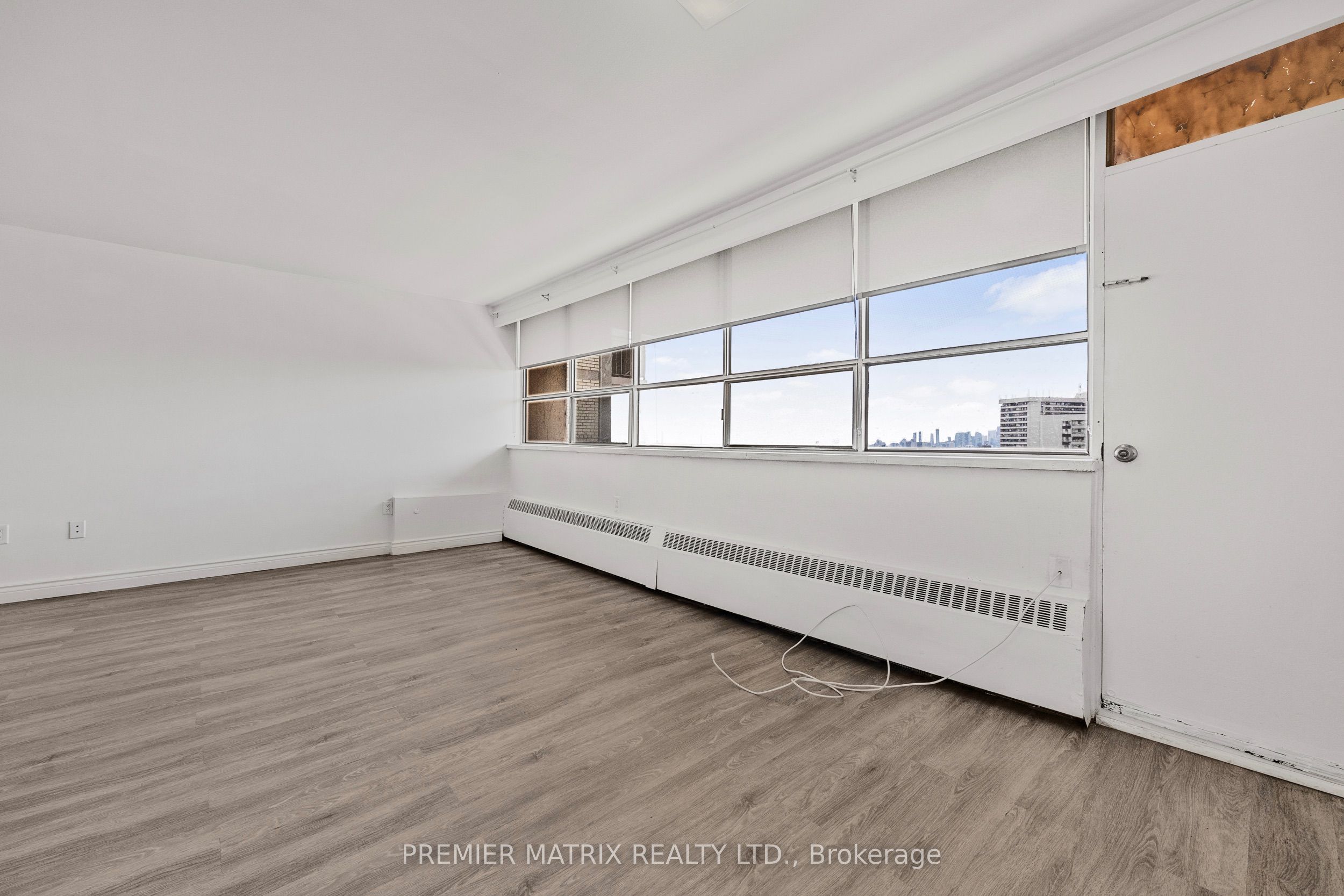 65 Thorncliffe Park Drive 1807, Toronto, ON M4H 1L2 photo 4