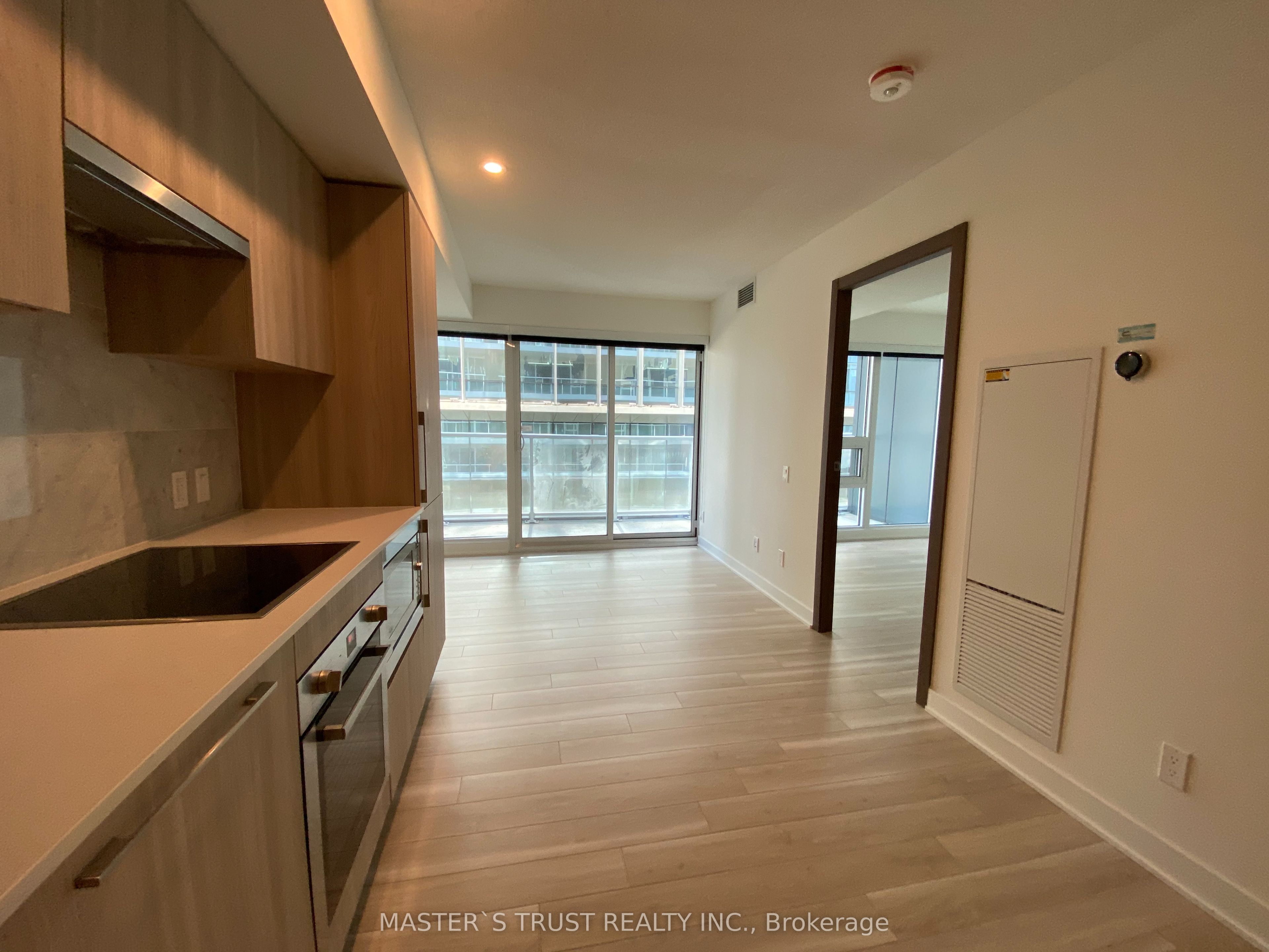 17 Bathurst Street 716, Toronto, ON M5V 0N1 photo 2