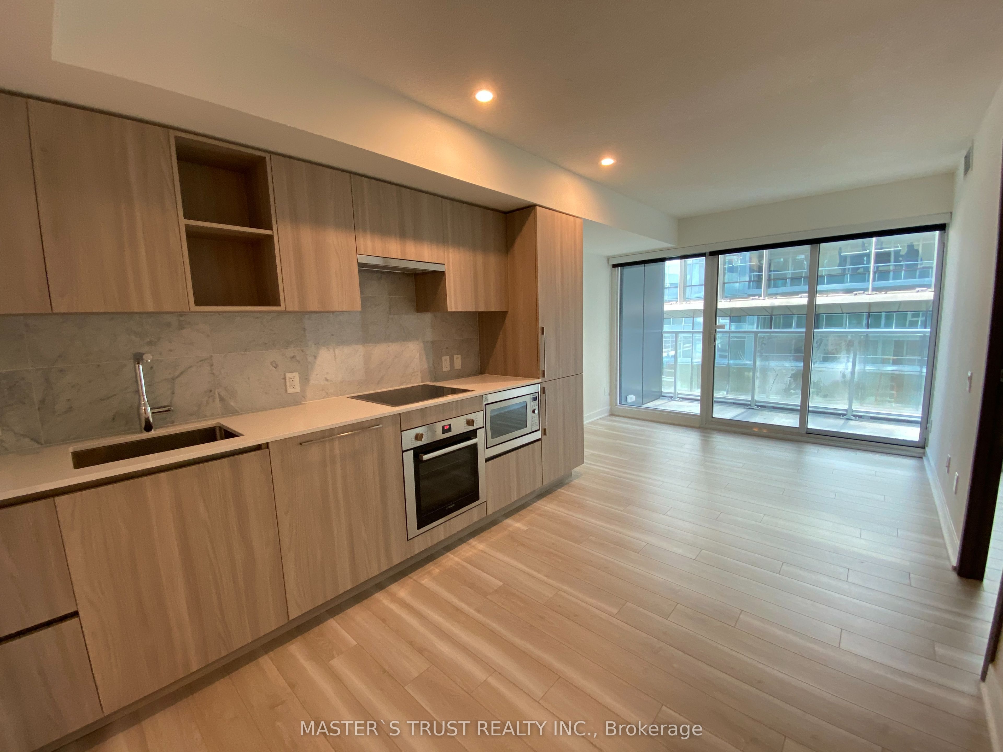 17 Bathurst Street 716, Toronto, ON M5V 0N1 photo 3