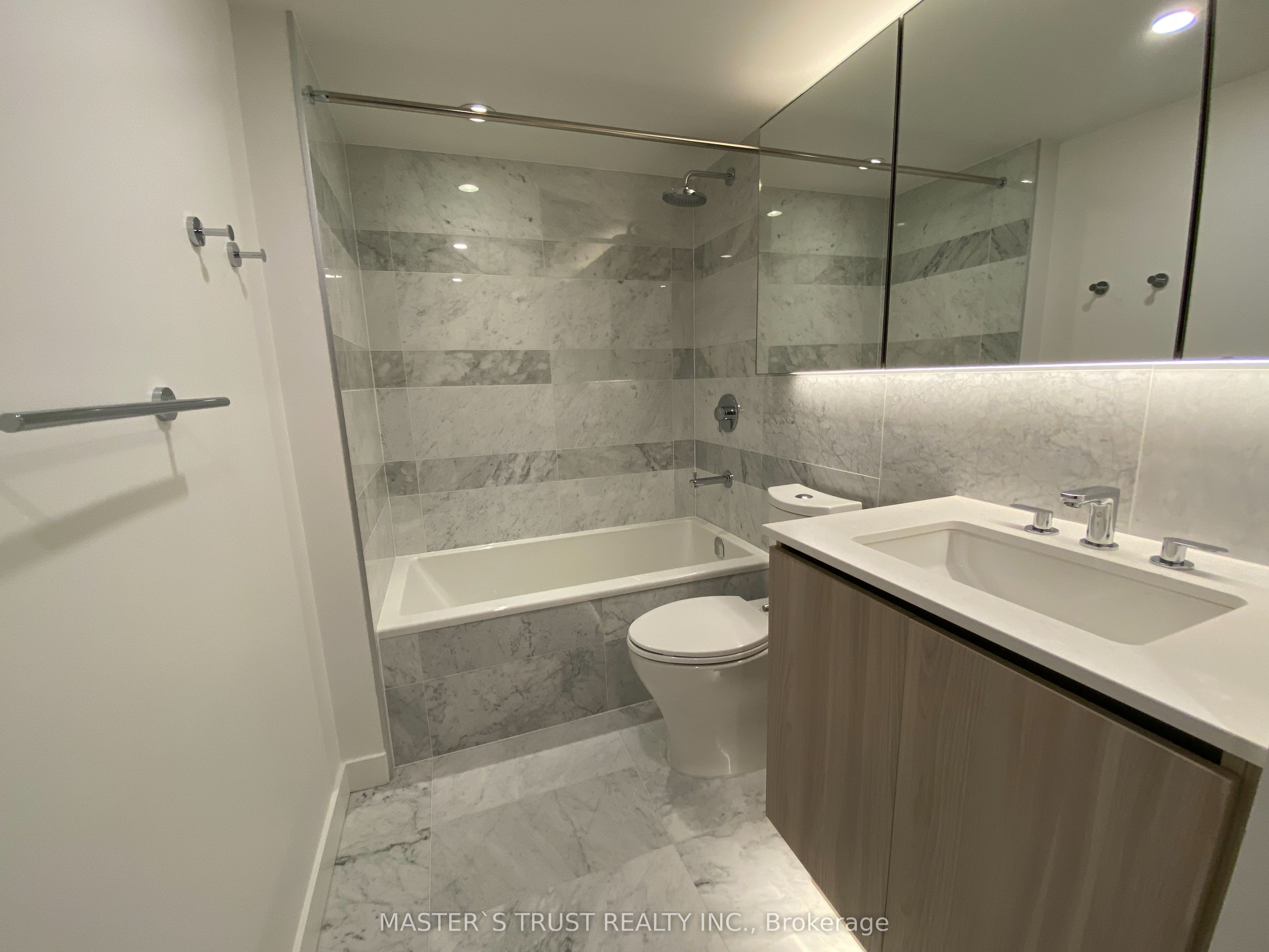 17 Bathurst Street 716, Toronto, ON M5V 0N1 photo 4