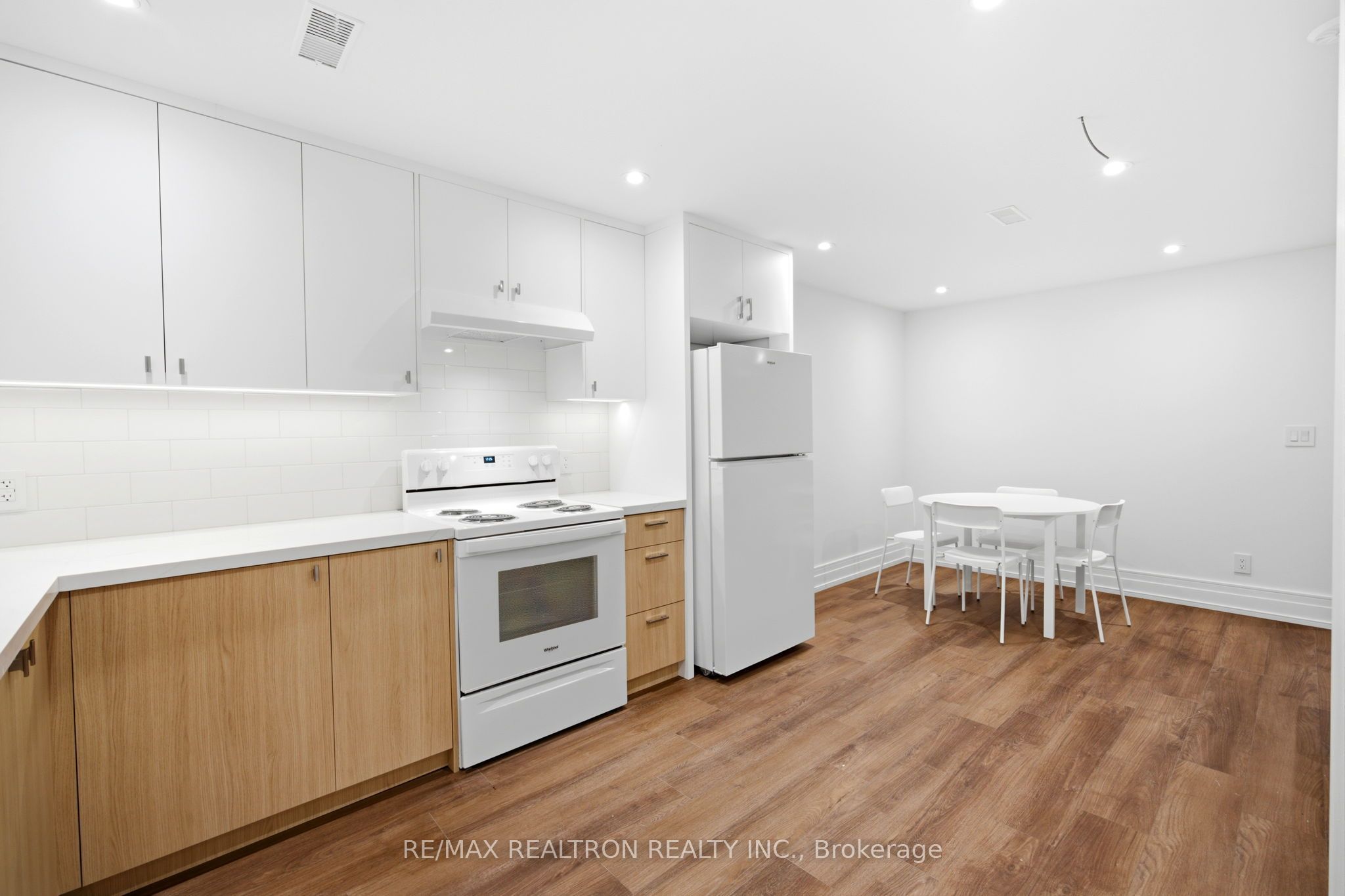 220 Hillhurst Boulevard 1, Toronto, ON M5N 1P4