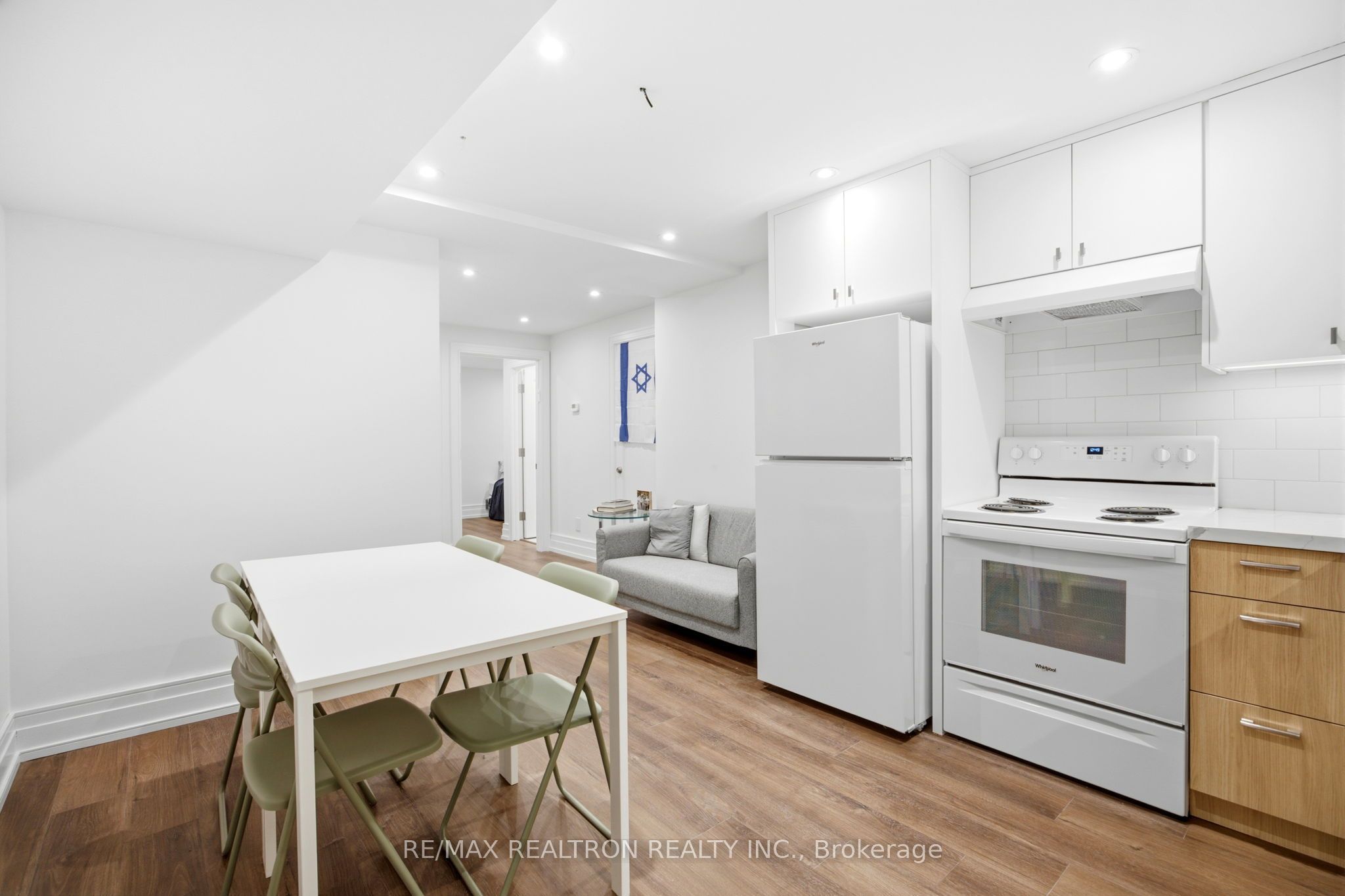 220 Hillhurst Boulevard 2, Toronto, ON M5N 1P4