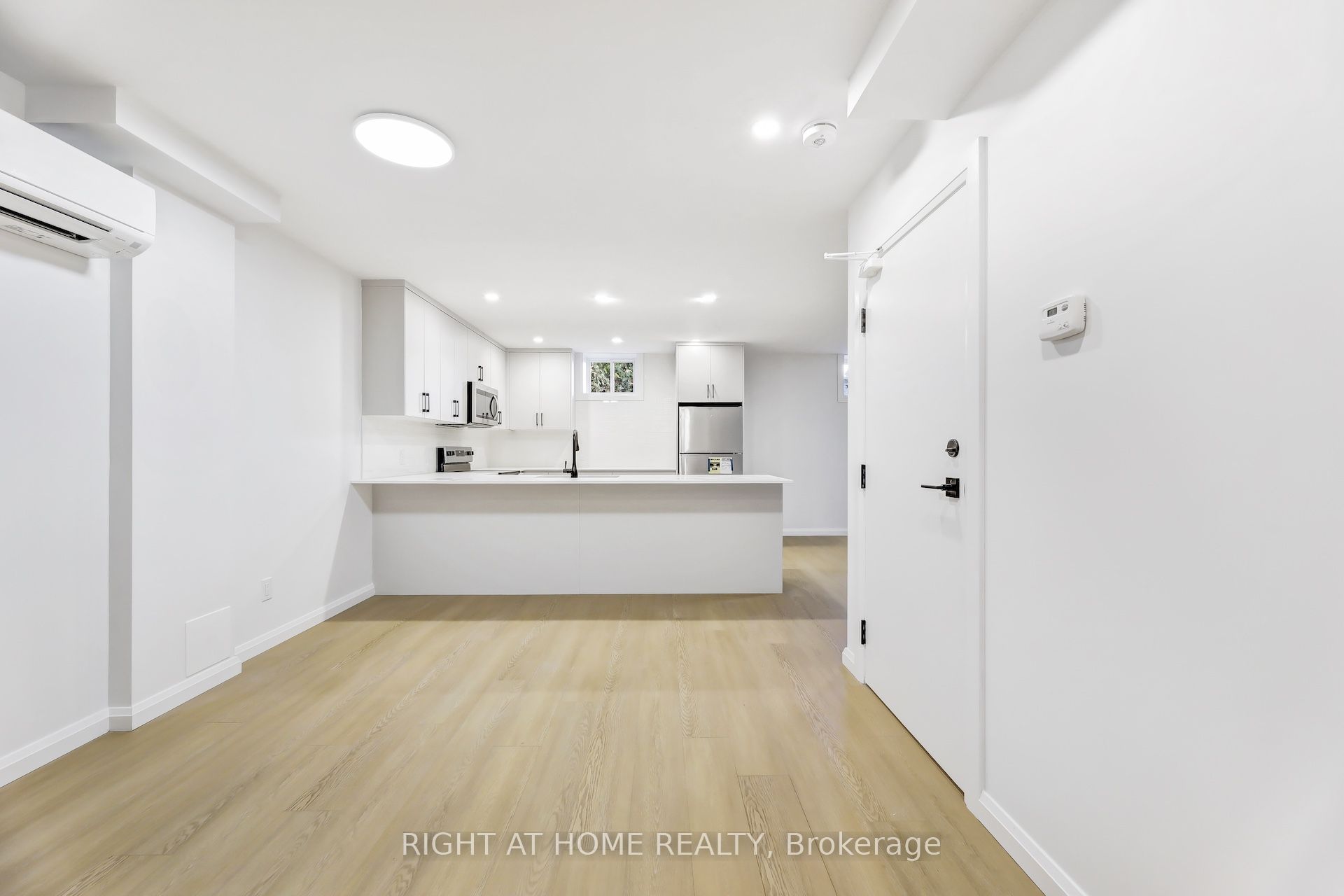 35 Braemar Avenue Lower, Toronto, ON M5P 2L1 photo 2