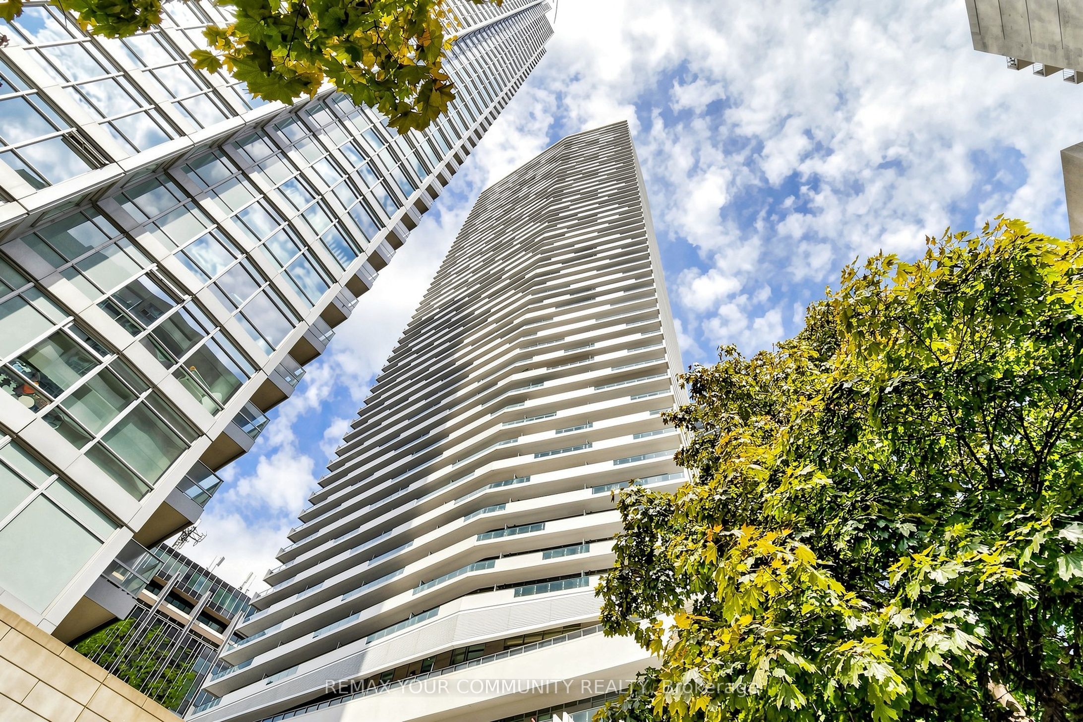 2221 Yonge Street 2709, Toronto, ON M4S 2B8