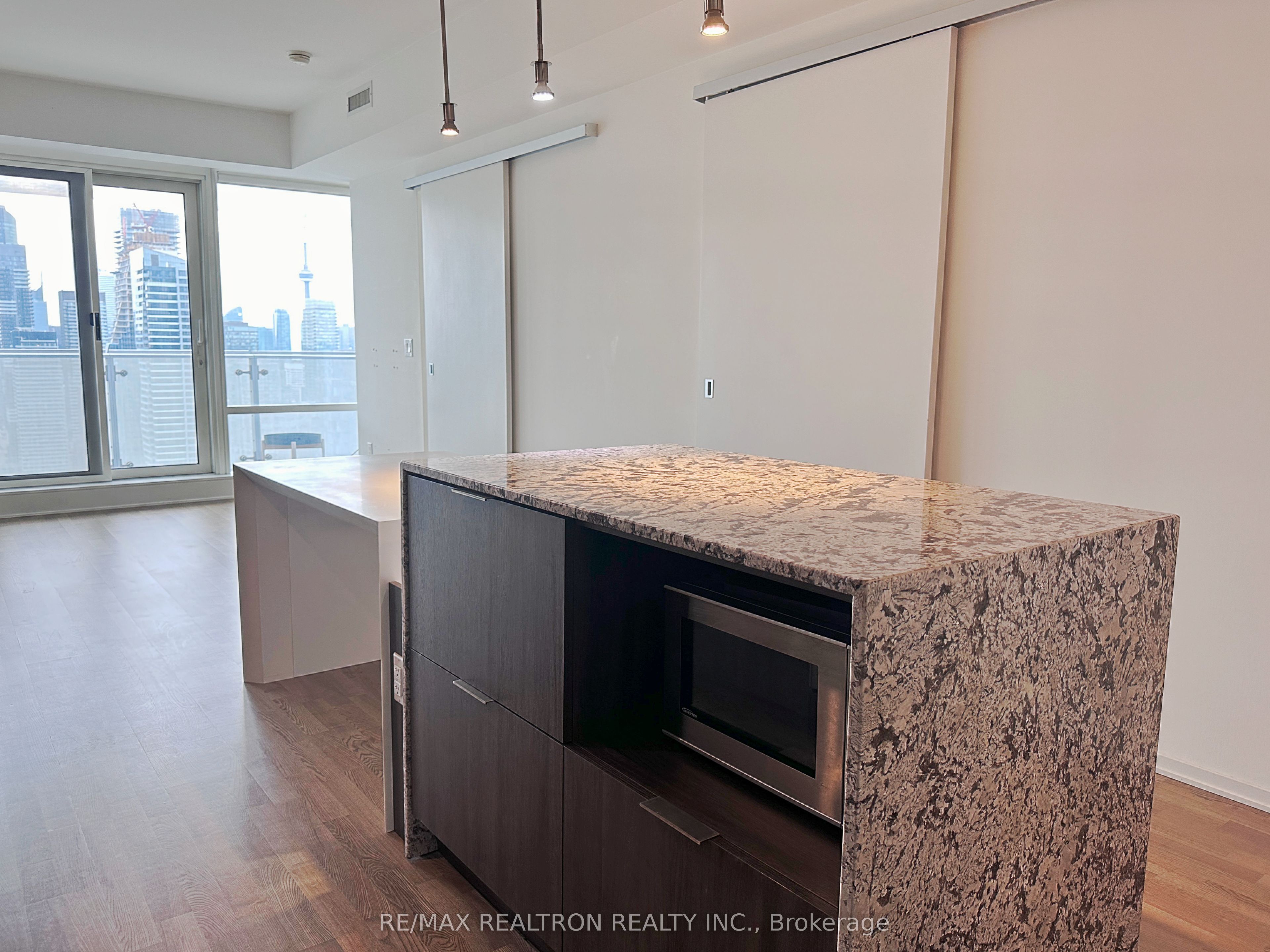 1 Bloor Street E 3506, Toronto, ON M4W 1A9 photo 2