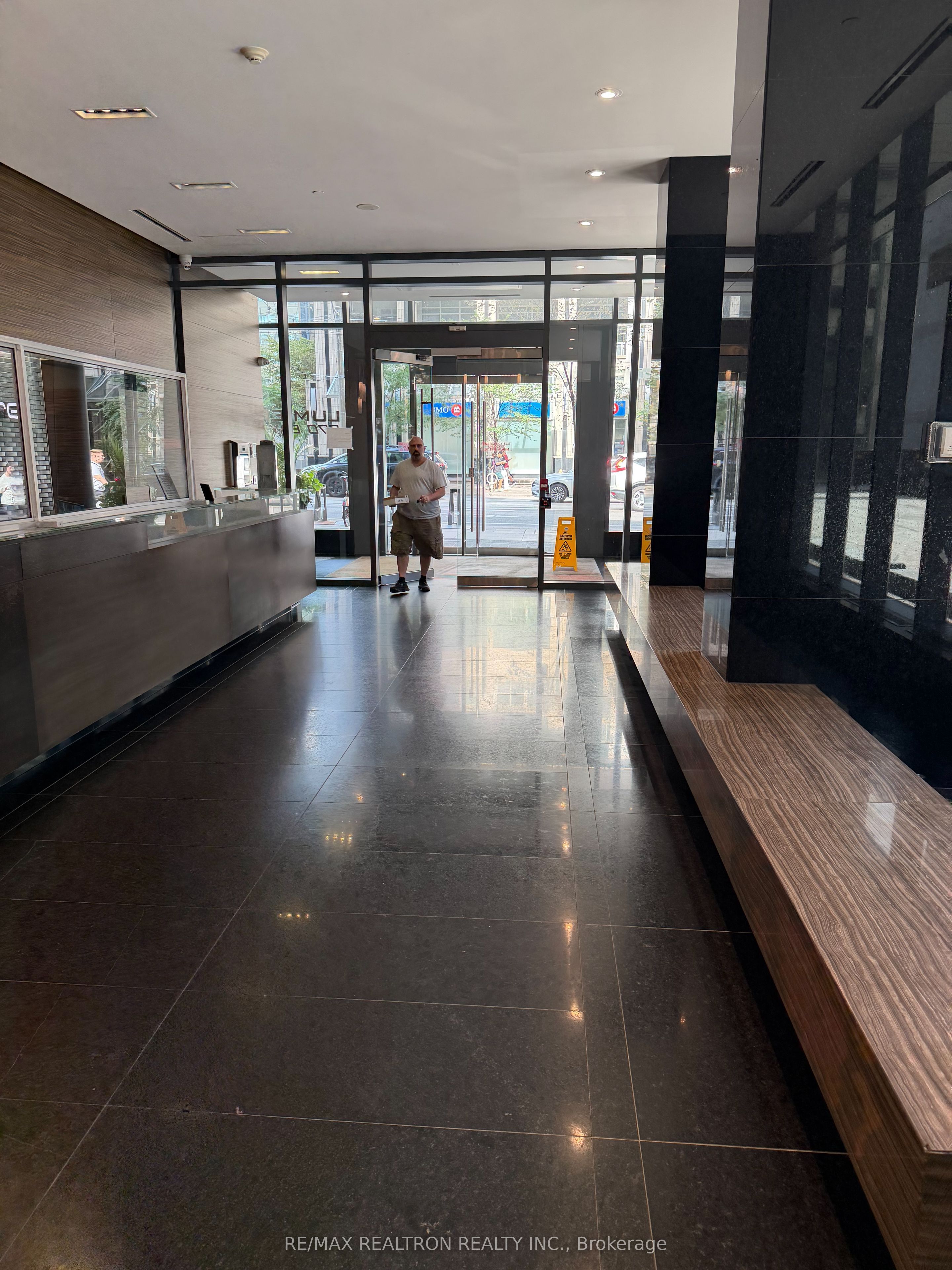 770 Bay Street 1611, Toronto, ON M5G 0A6