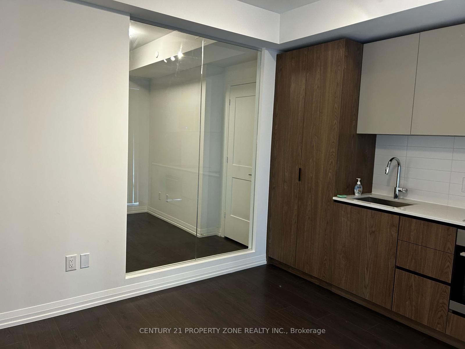 28 Widmer Street 3421, Toronto, ON M5V 0T2 photo 3