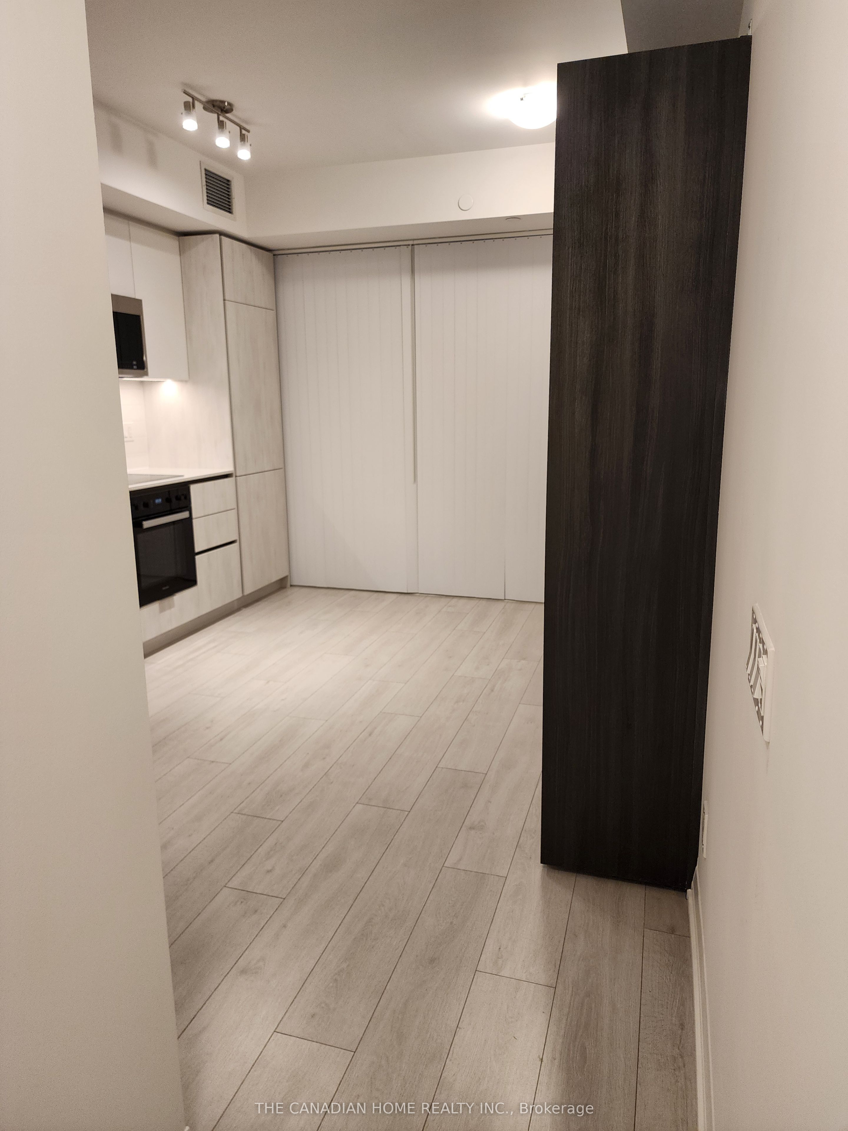 400 King Street 1925, Toronto, ON M5V 1K2 photo 5