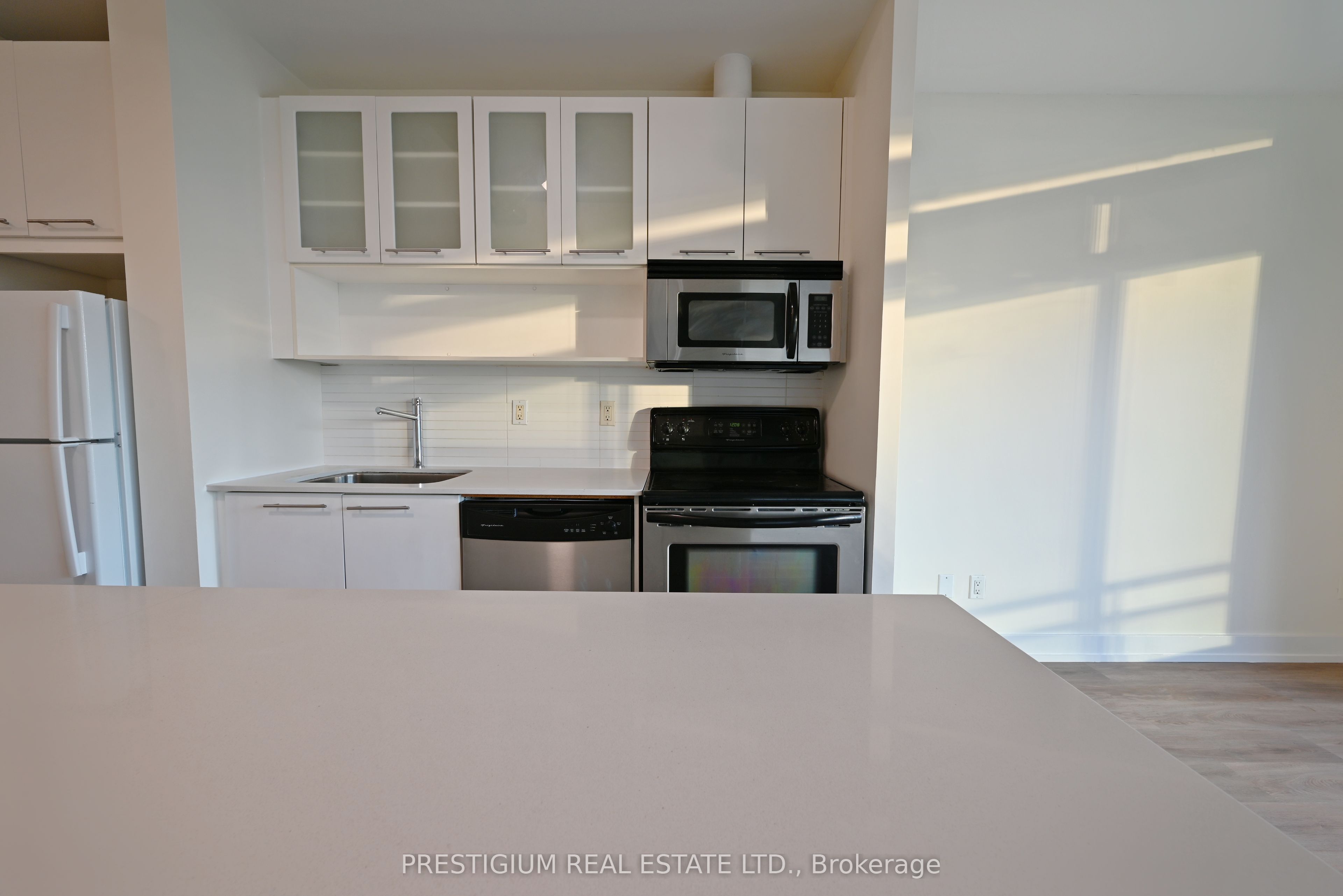 66 Portland Street 611, Toronto, ON M5V 2M6 photo 4