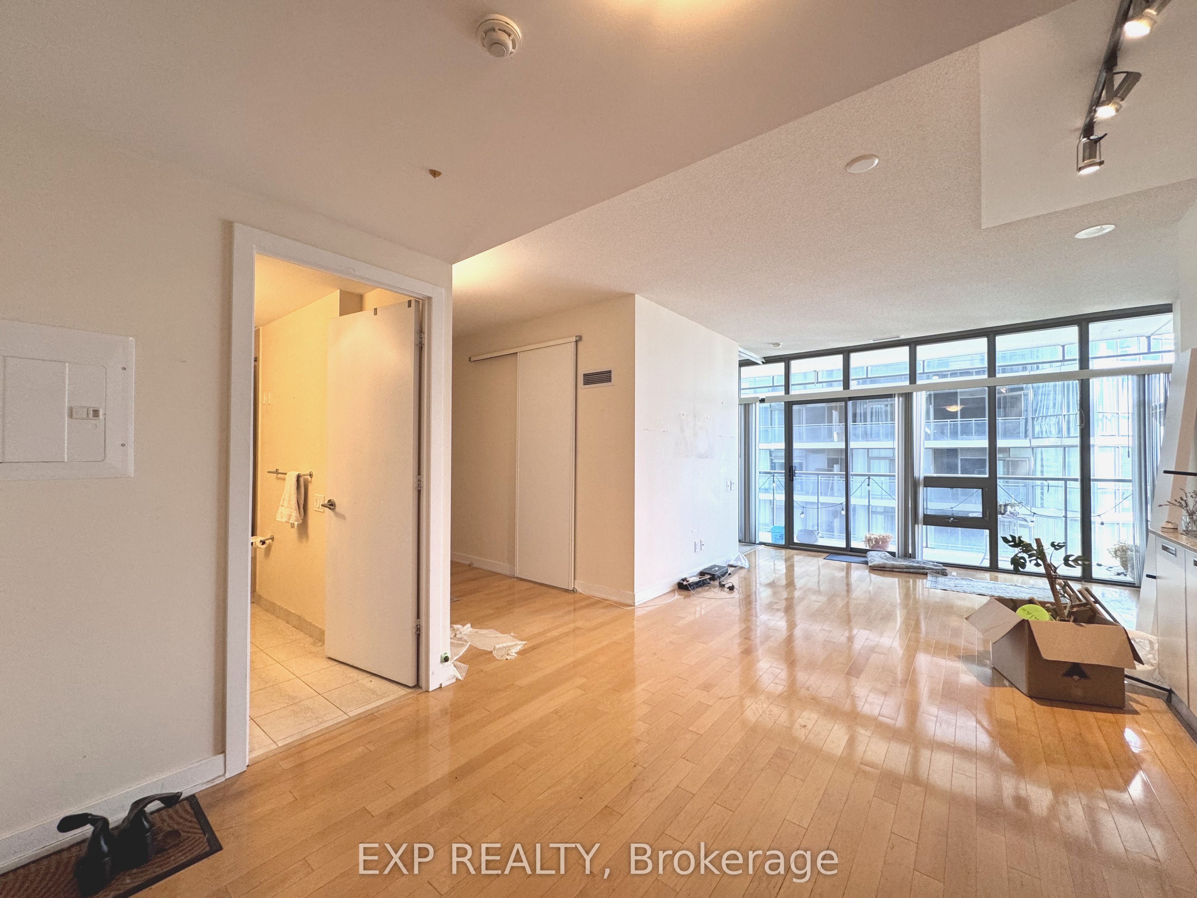 33 Charles Street E 2001, Toronto, ON M4Y 0A2 photo 2