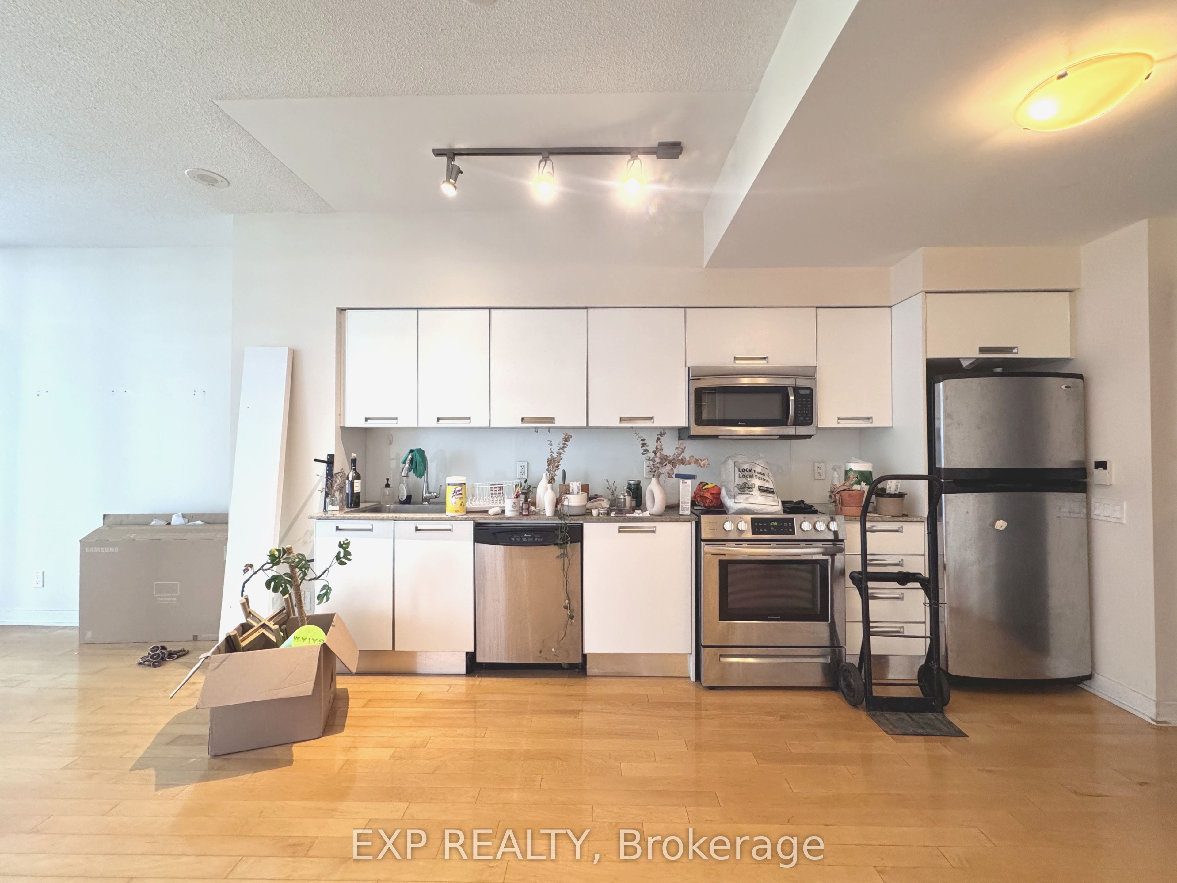 33 Charles Street E 2001, Toronto, ON M4Y 0A2 photo 3