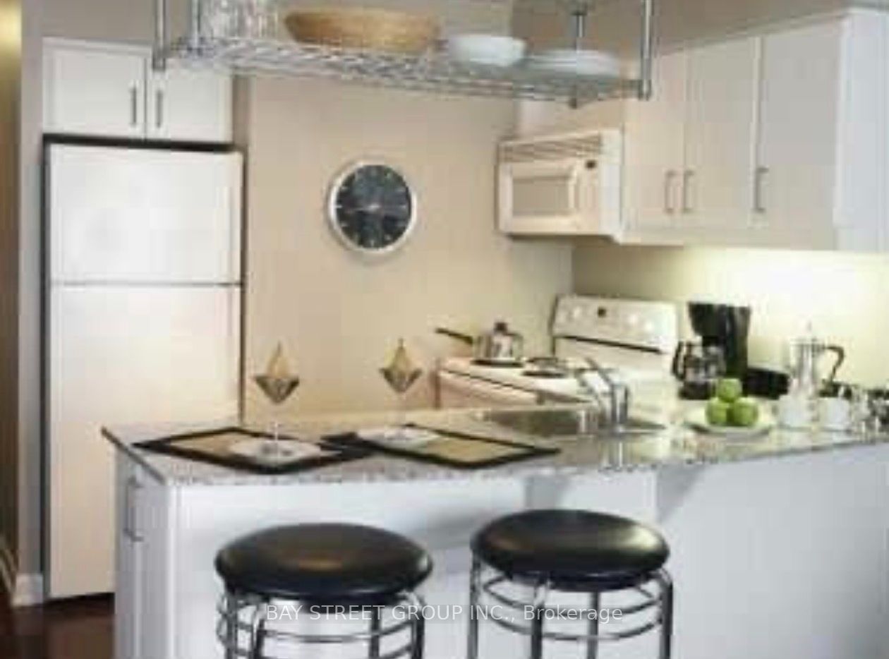 33 SHEPPARD Avenue 2012, Toronto, ON M2N 7K1 photo 5