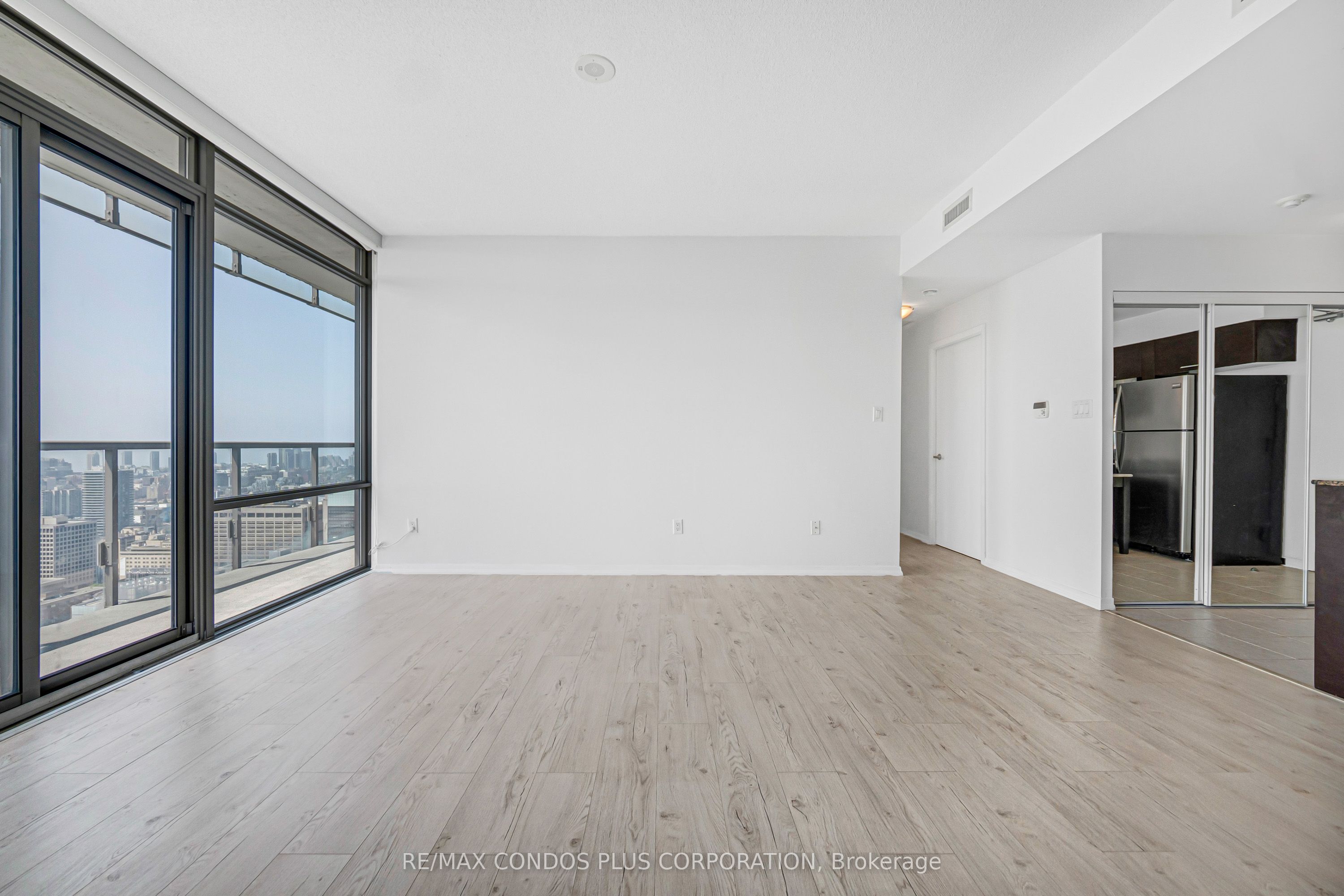 38 Grenville Street 4404, Toronto, ON M4Y 1A5 photo 3