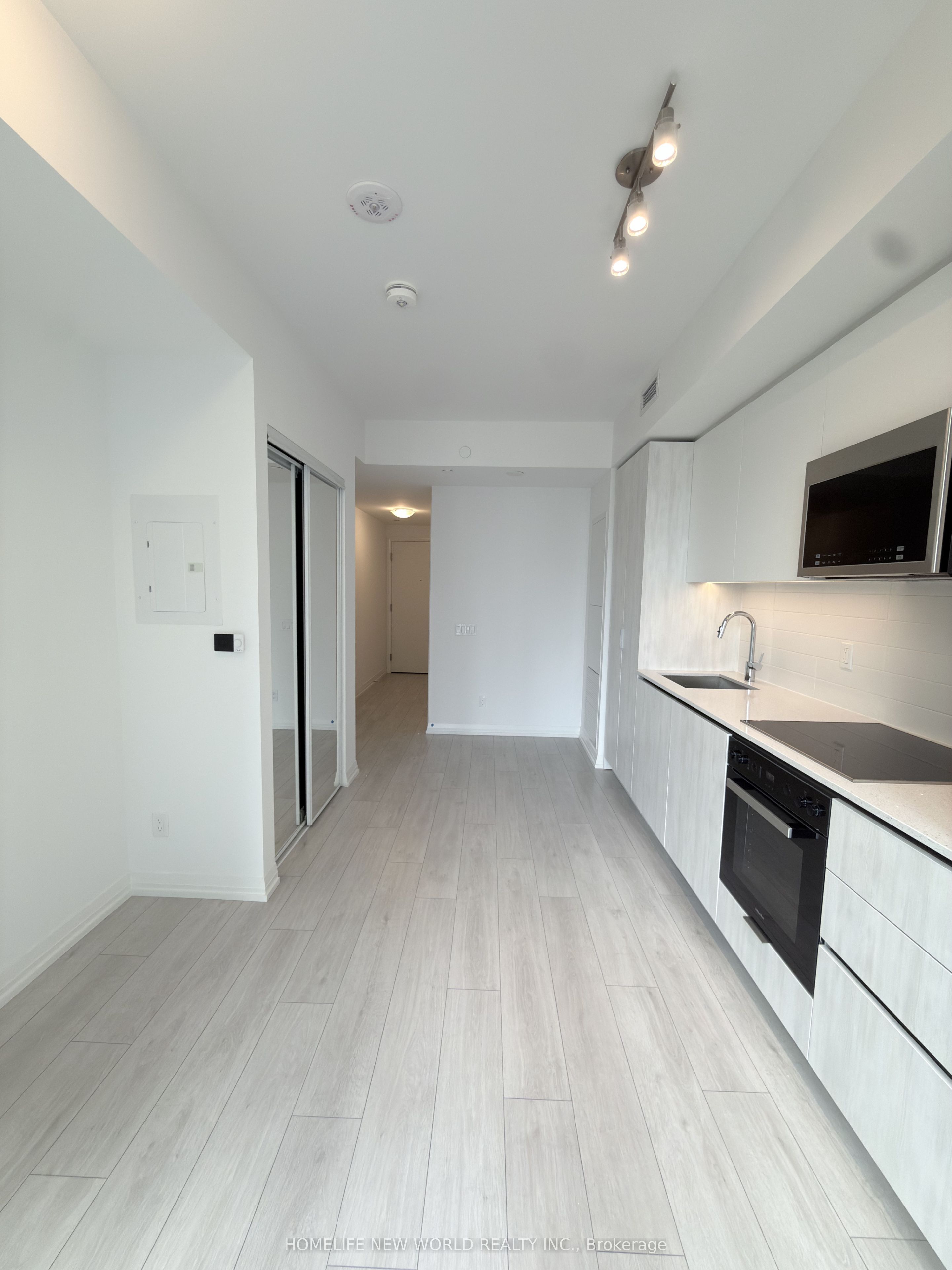 400 King Street W 2316, Toronto, ON M5V 0X8 photo 5